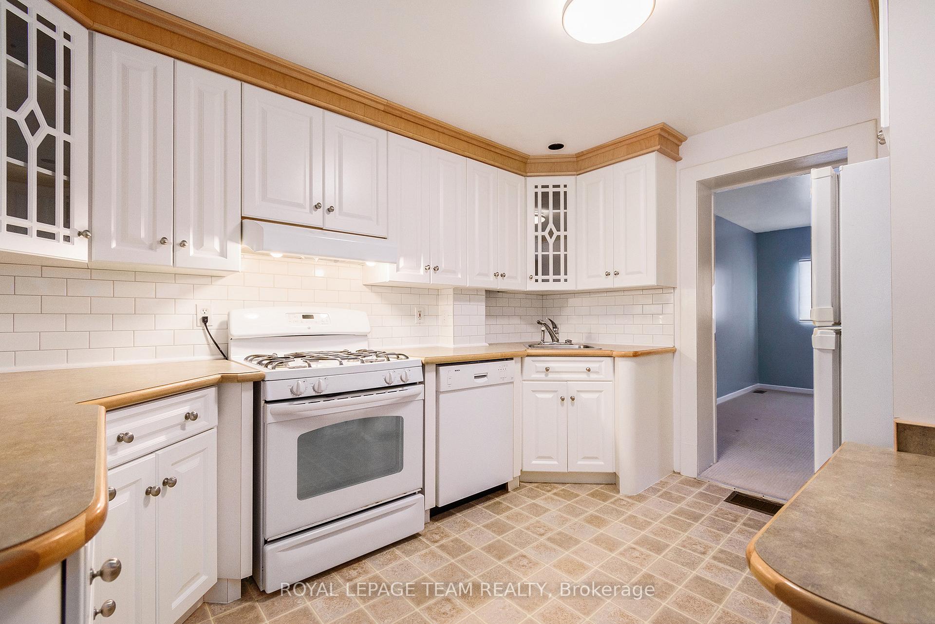 Photo 8 of Unit 2, 677 Roosevelt Avenue, Ottawa, Laurentianview — HOMEH