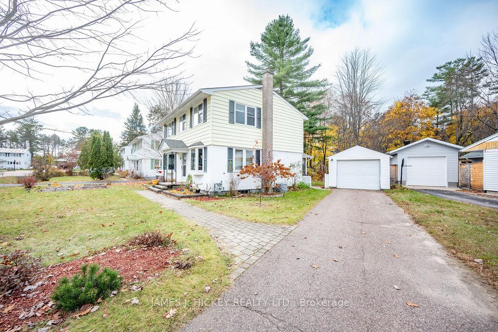 Photo 3 of 10 Frontenac Crescent, Deep River — HOMEH