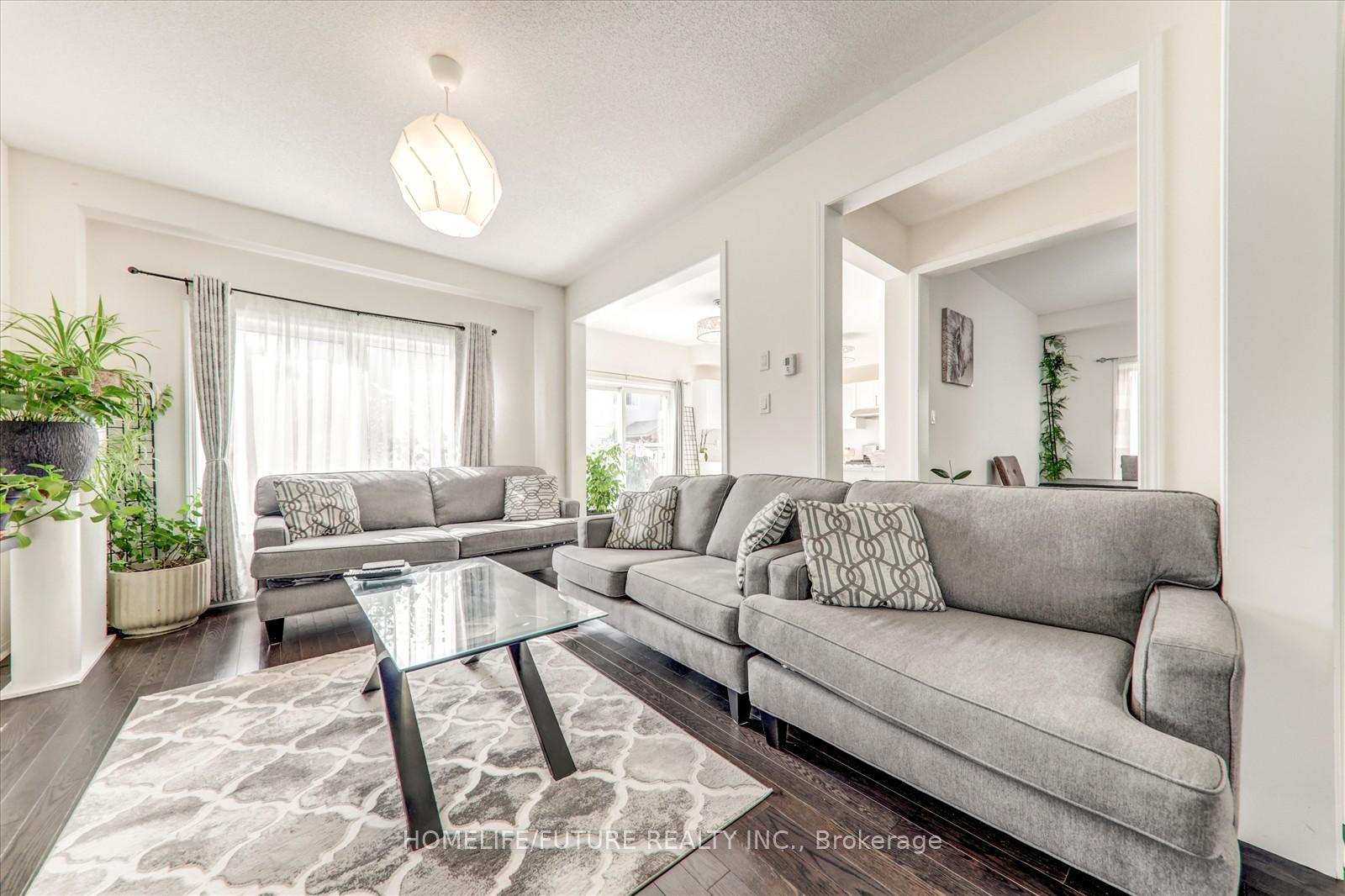 Photo 10 of 47 Henry Smith Avenue, Clarington, Bowmanville — HOMEH