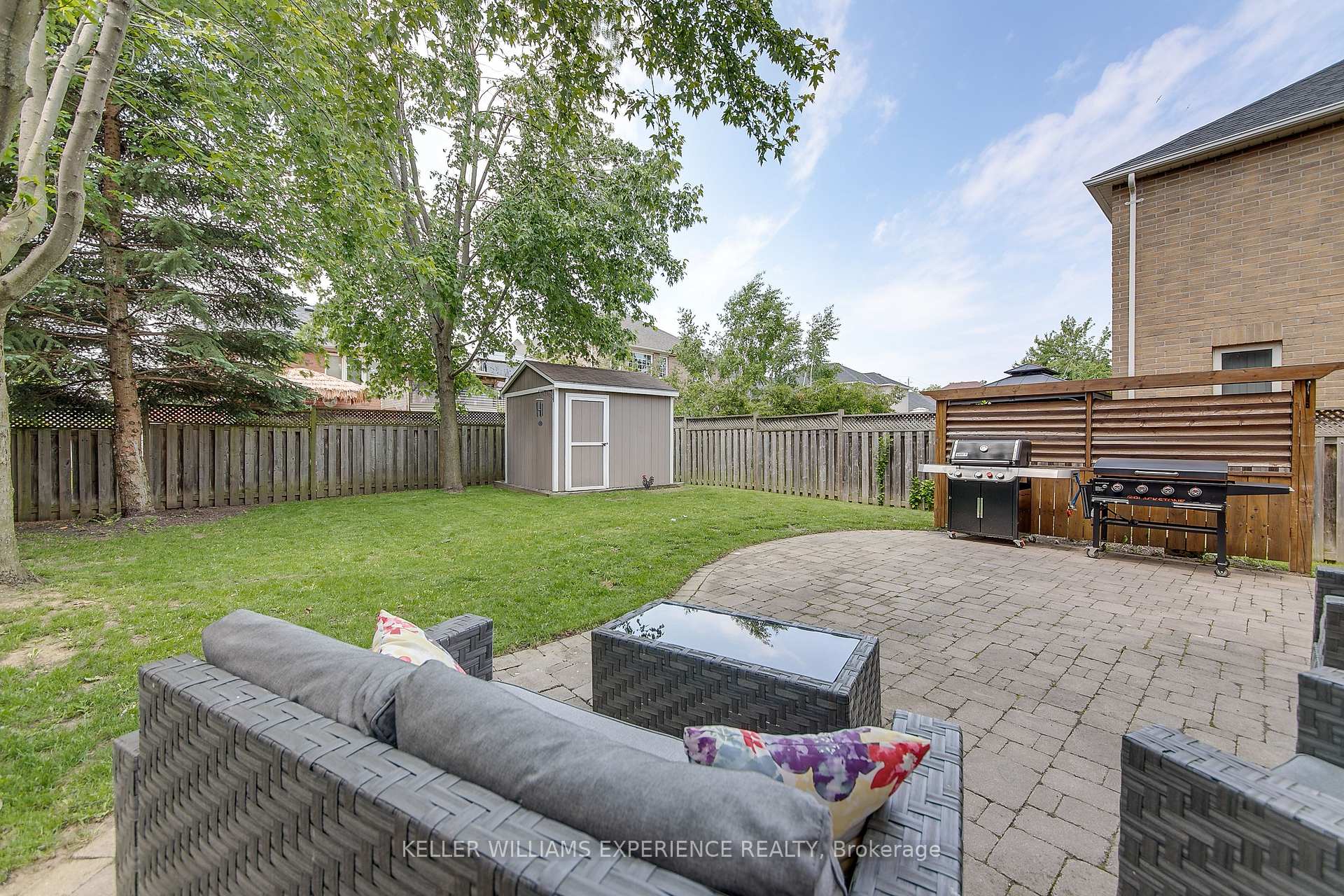 Photo 4 of 6 Balmoral Place, Barrie, Innis-Shore — HOMEH