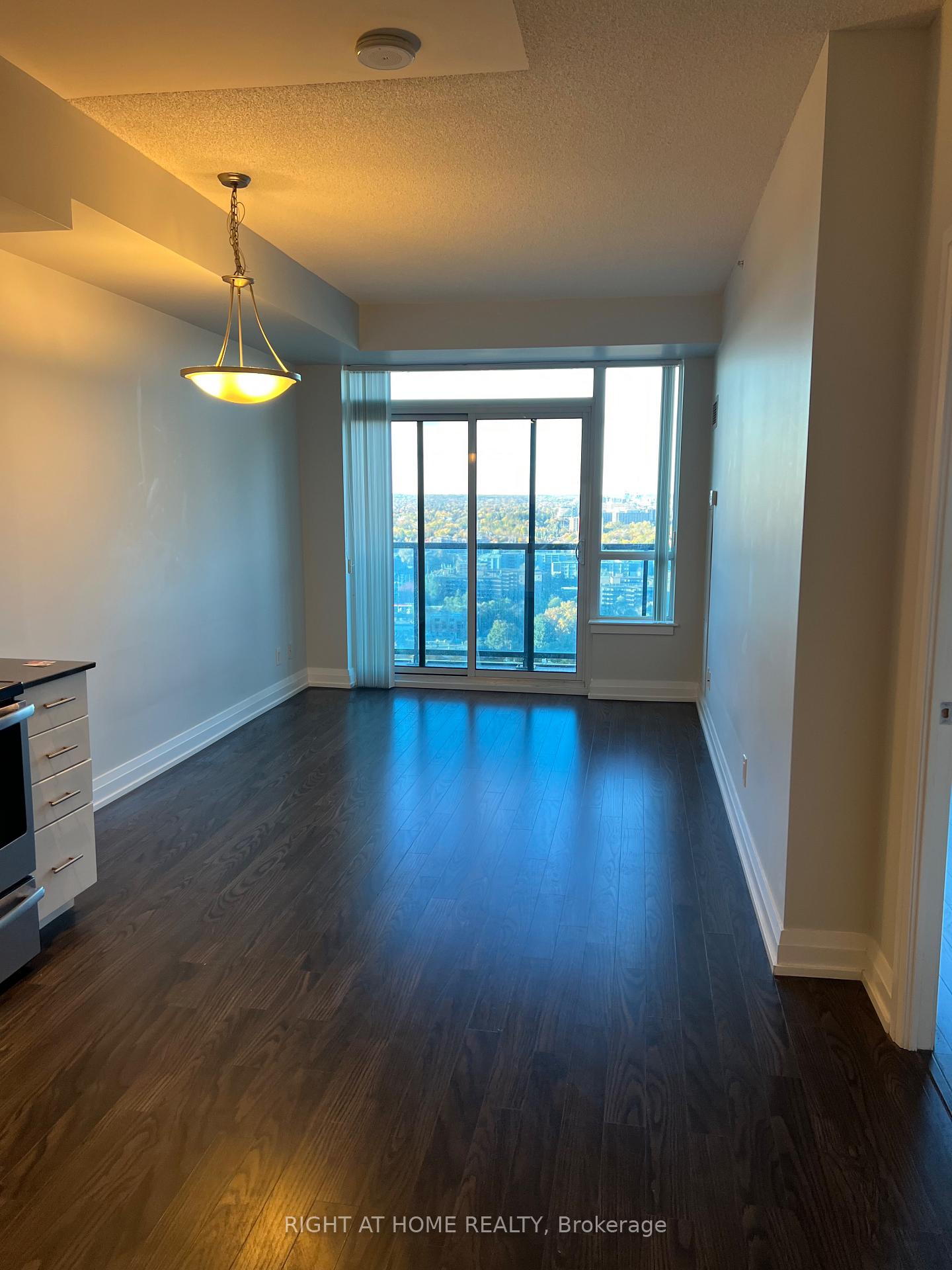 Photo 3 of Unit Ph101, 7167 Yonge Street, Markham, Thornhill — HOMEH