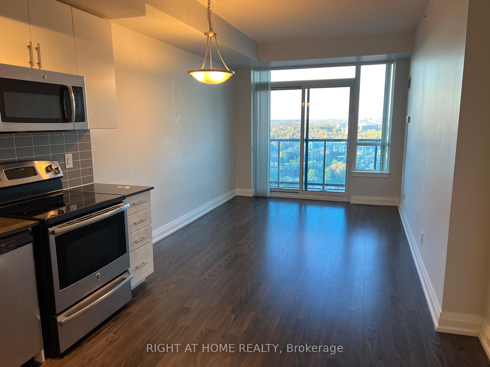 Photo 4 of Unit Ph101, 7167 Yonge Street, Markham, Thornhill — HOMEH
