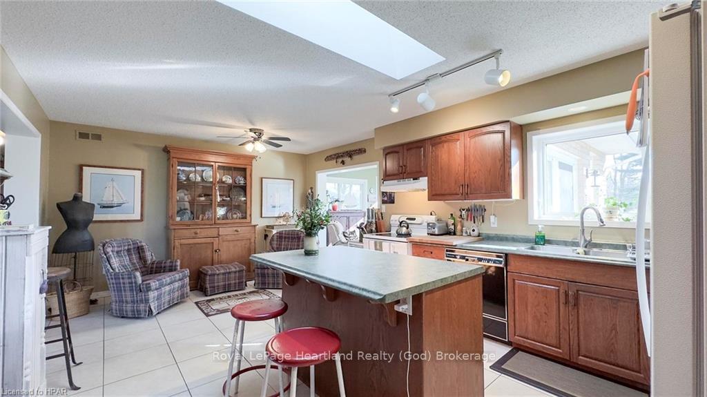 Photo 15 of 157 William Street N, Central Huron, Clinton — HOMEH