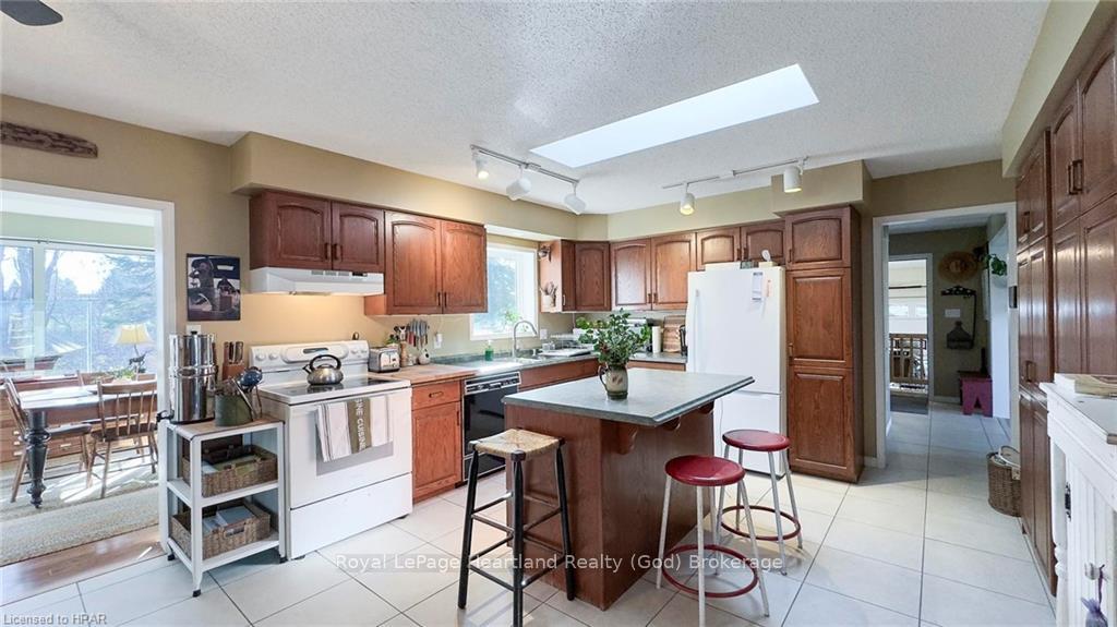 Photo 16 of 157 William Street N, Central Huron, Clinton — HOMEH