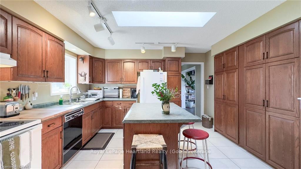 Photo 17 of 157 William Street N, Central Huron, Clinton — HOMEH