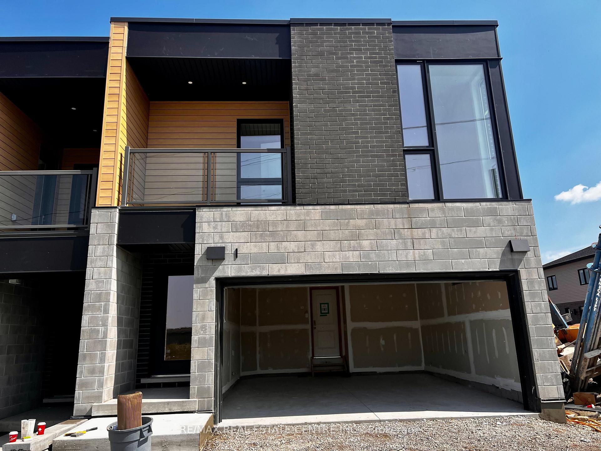 Front of Unit F001, 261 Woodbine Avenue