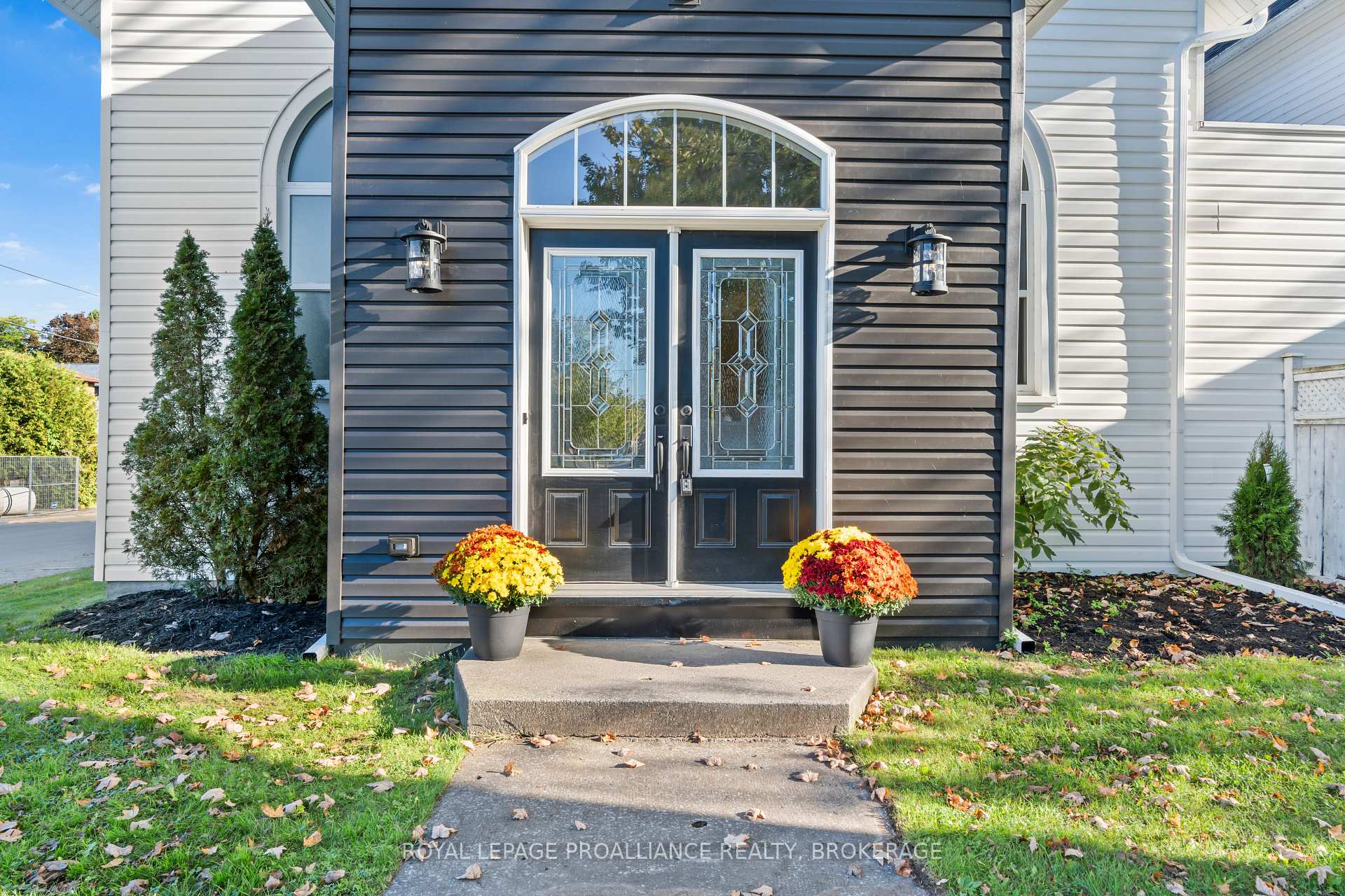 Photo 3 of 299 Arthur Street, Gananoque — HOMEH