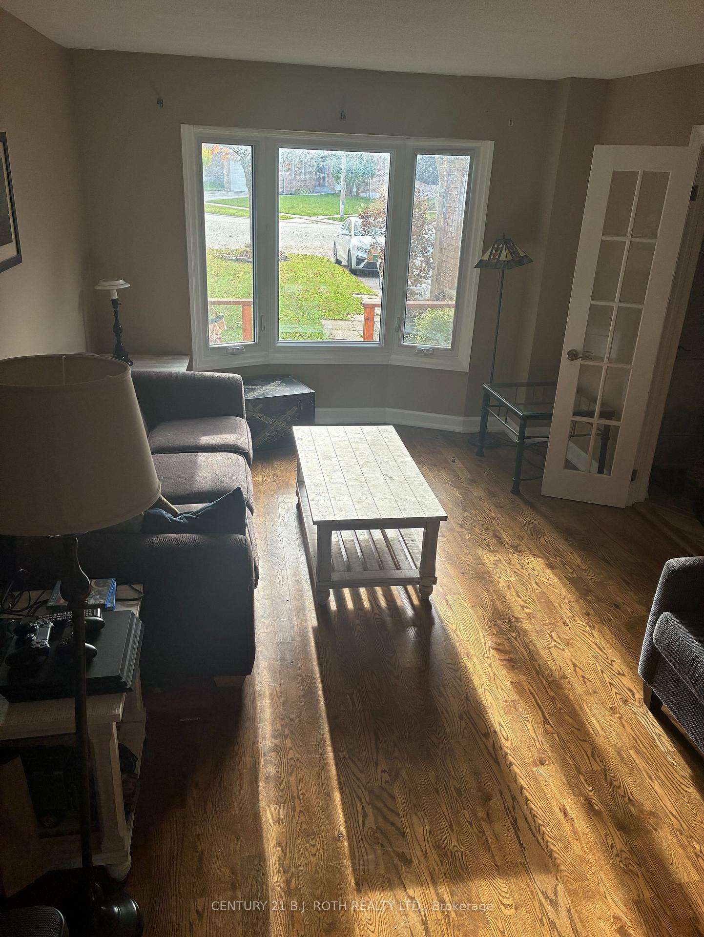 Photo 2 of 52 Carruthers Crescent, Barrie, Grove East — HOMEH