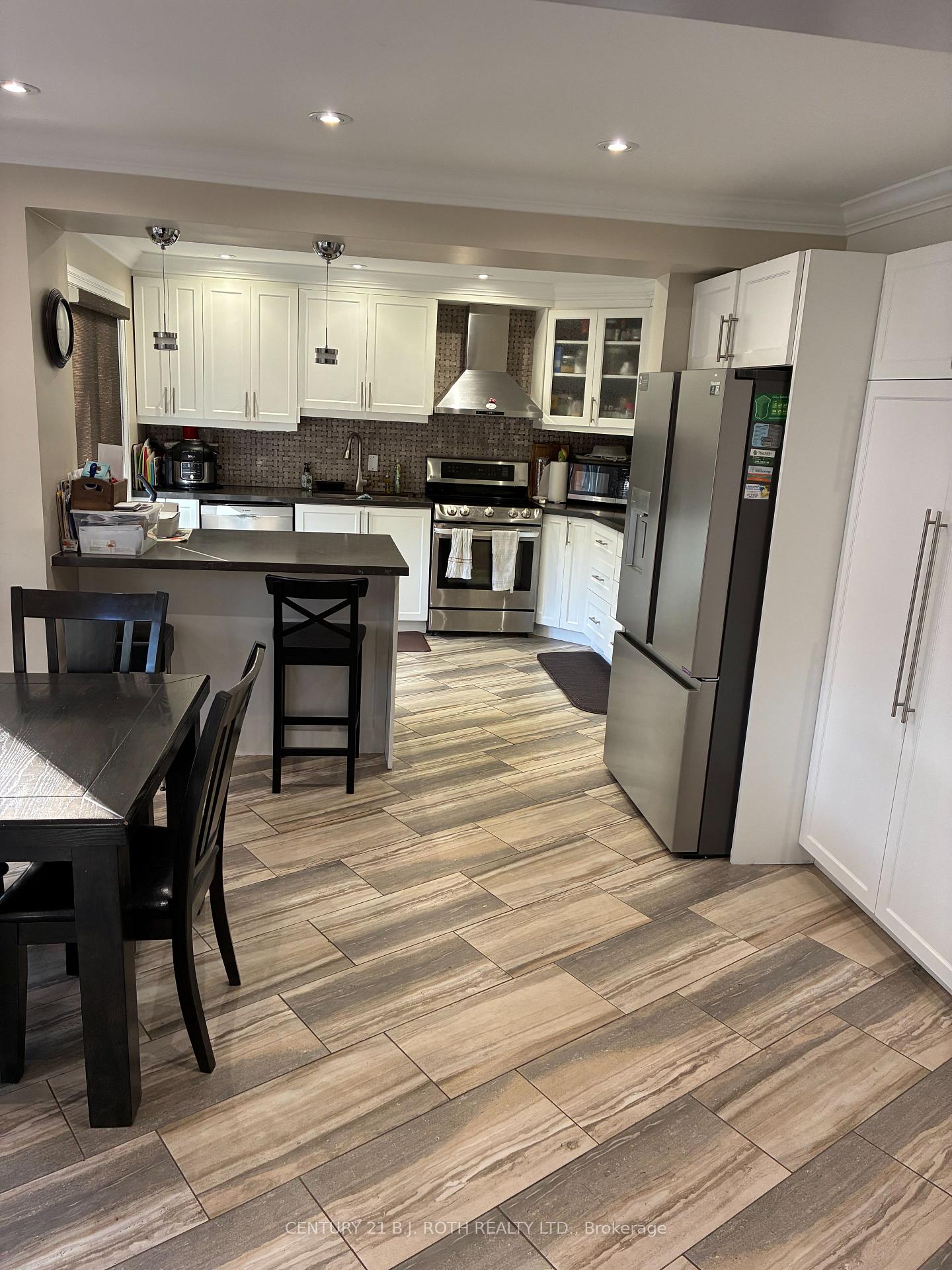Photo 4 of 52 Carruthers Crescent, Barrie, Grove East — HOMEH