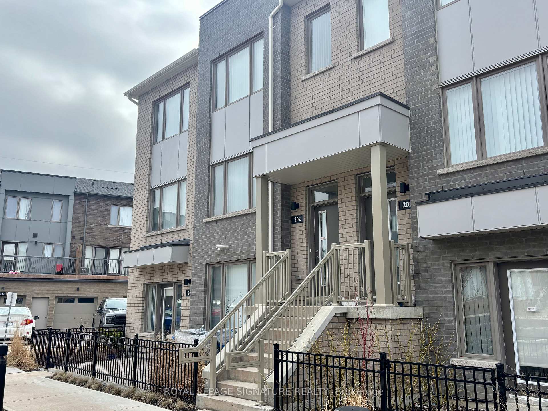 Photo 1 of Unit 810, 1525 Kingston Road, Pickering, Town Centre — HOMEH