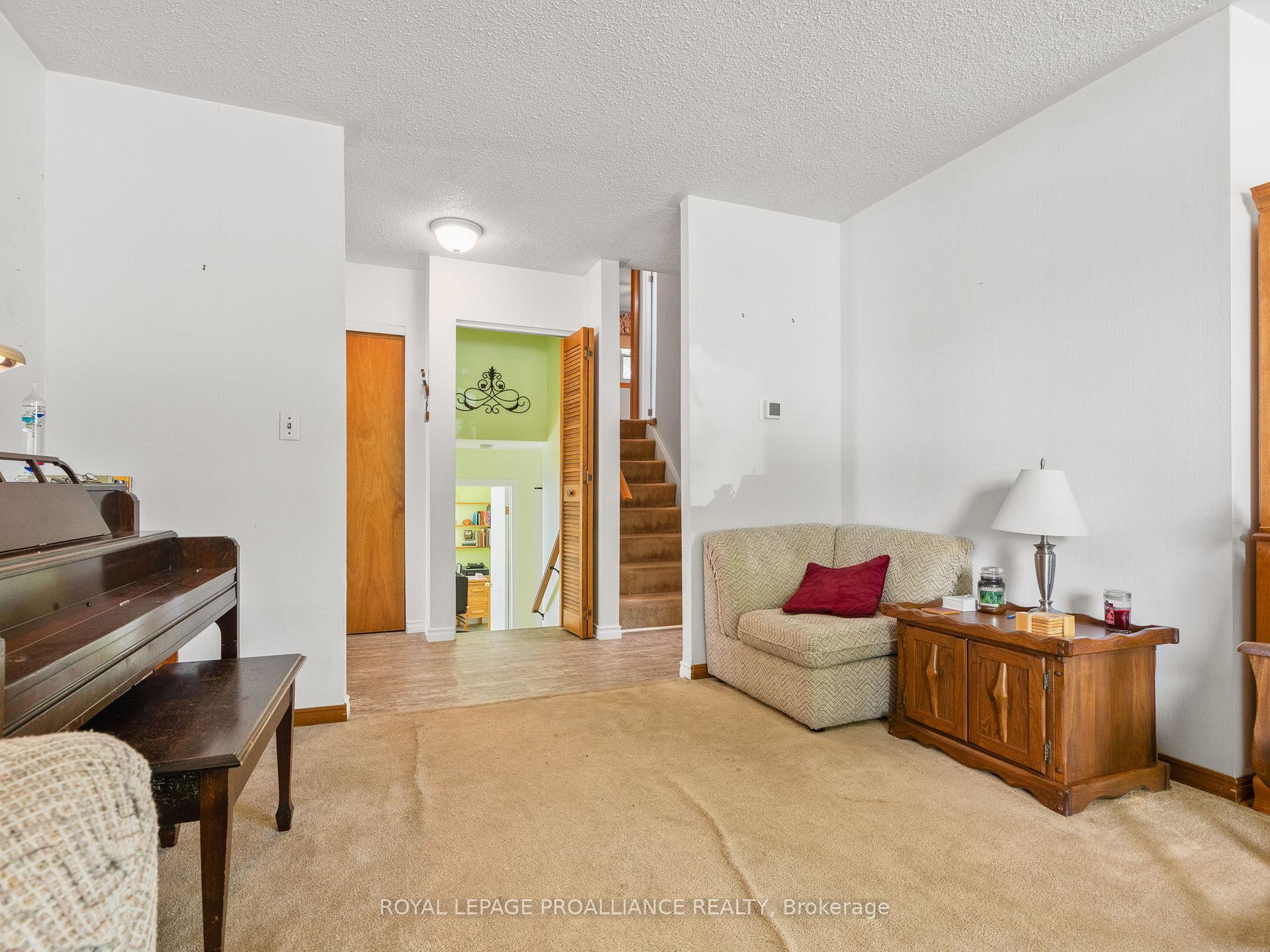 Photo 4 of 529 Carlisle Street, Cobourg — HOMEH