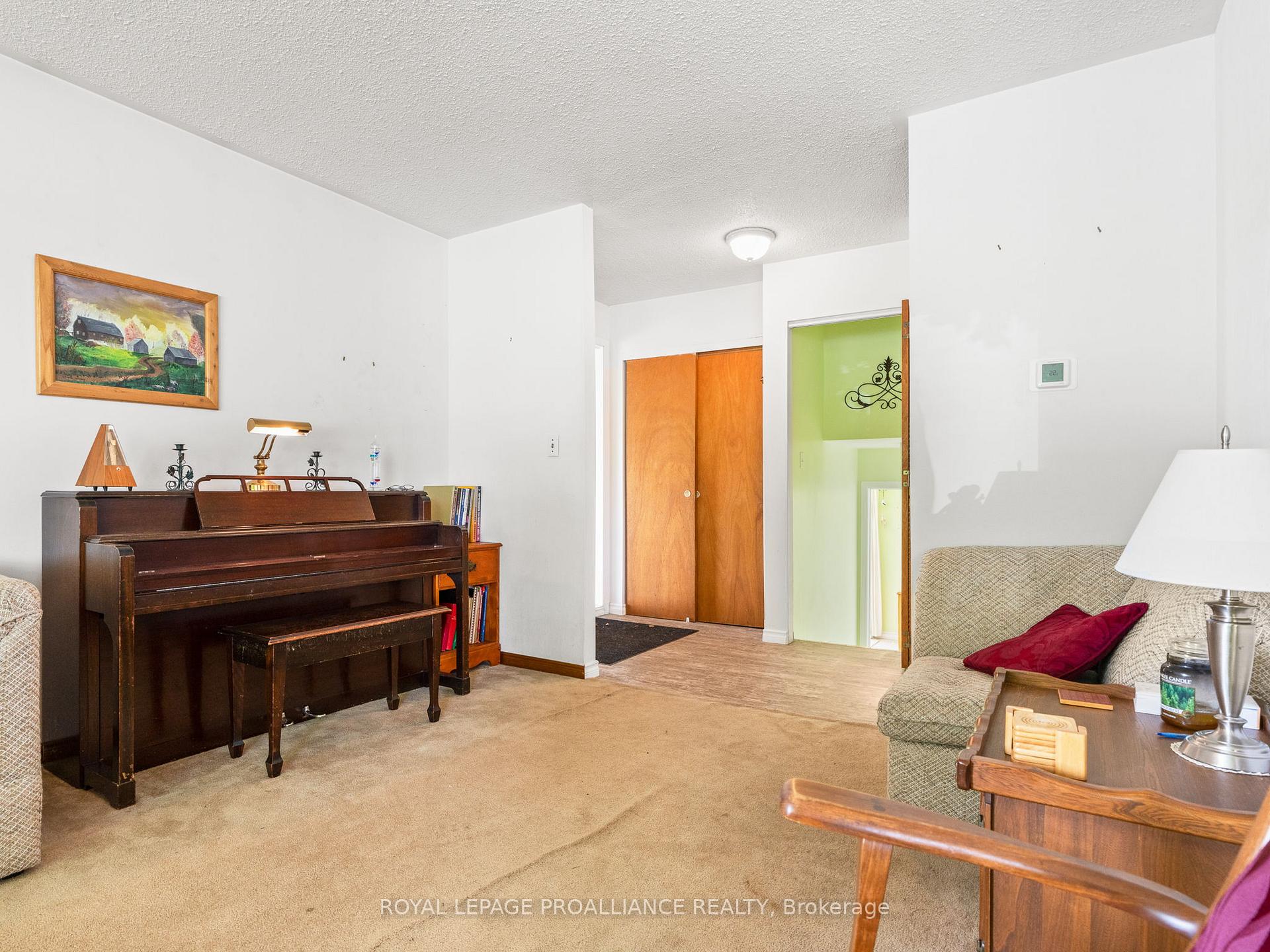 Photo 5 of 529 Carlisle Street, Cobourg — HOMEH