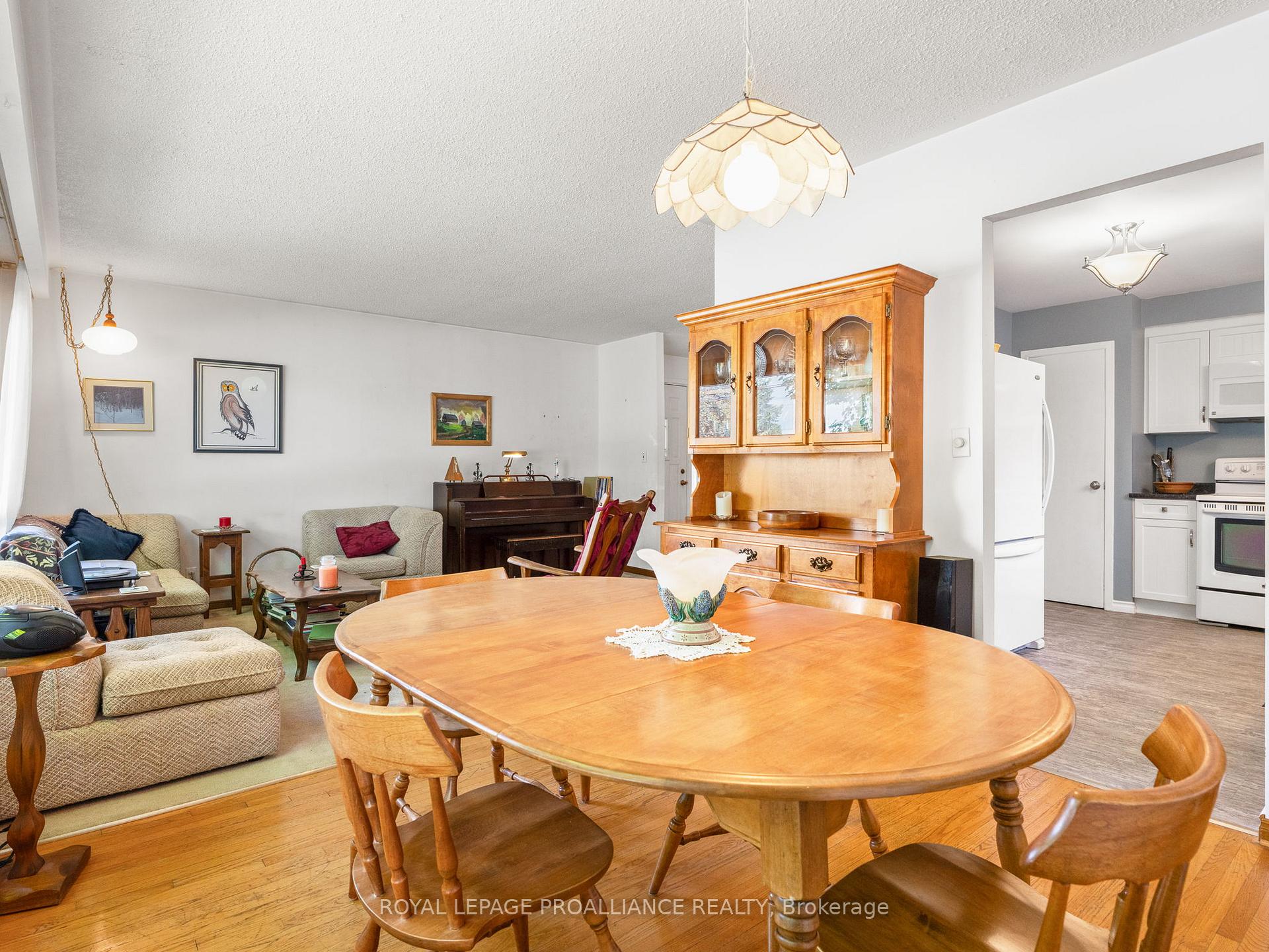 Photo 10 of 529 Carlisle Street, Cobourg — HOMEH