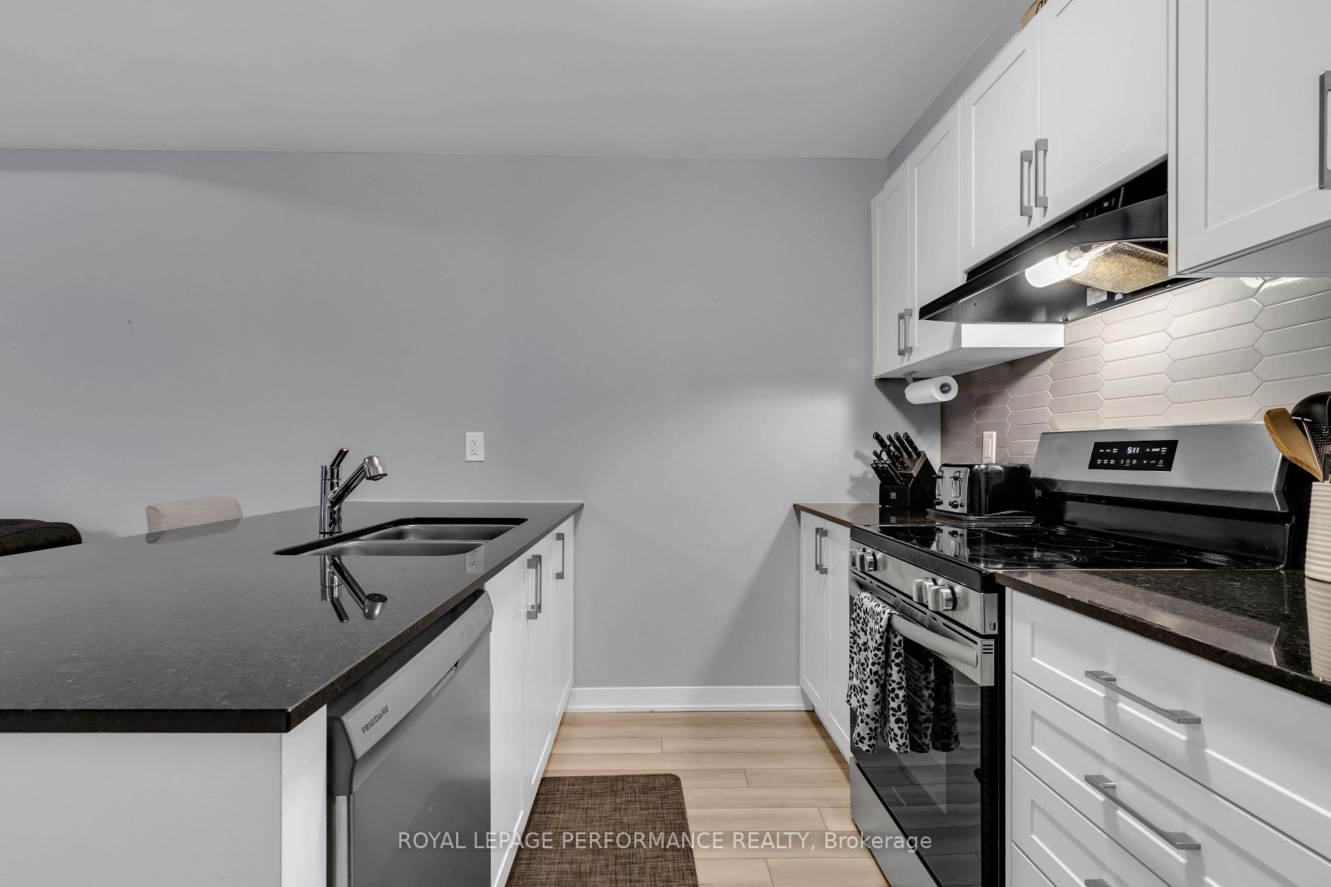 Photo 7 of 329 Olivenite Pvt, Ottawa, Barrhaven - Heritage Park — HOMEH