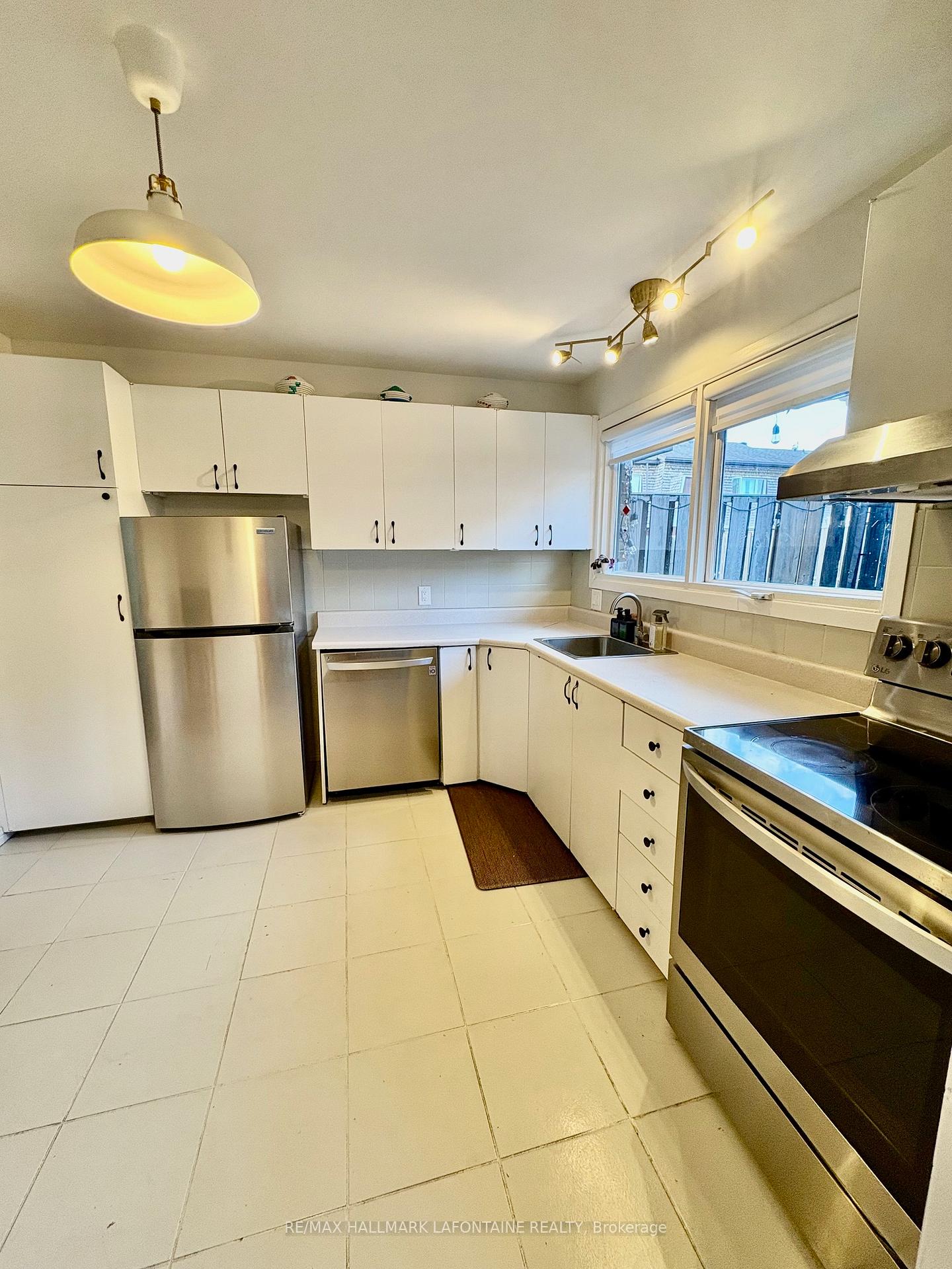 Photo 3 of 785 B Ridgewood Avenue, Ottawa, Mooneys Bay/Riverside Park — HOMEH