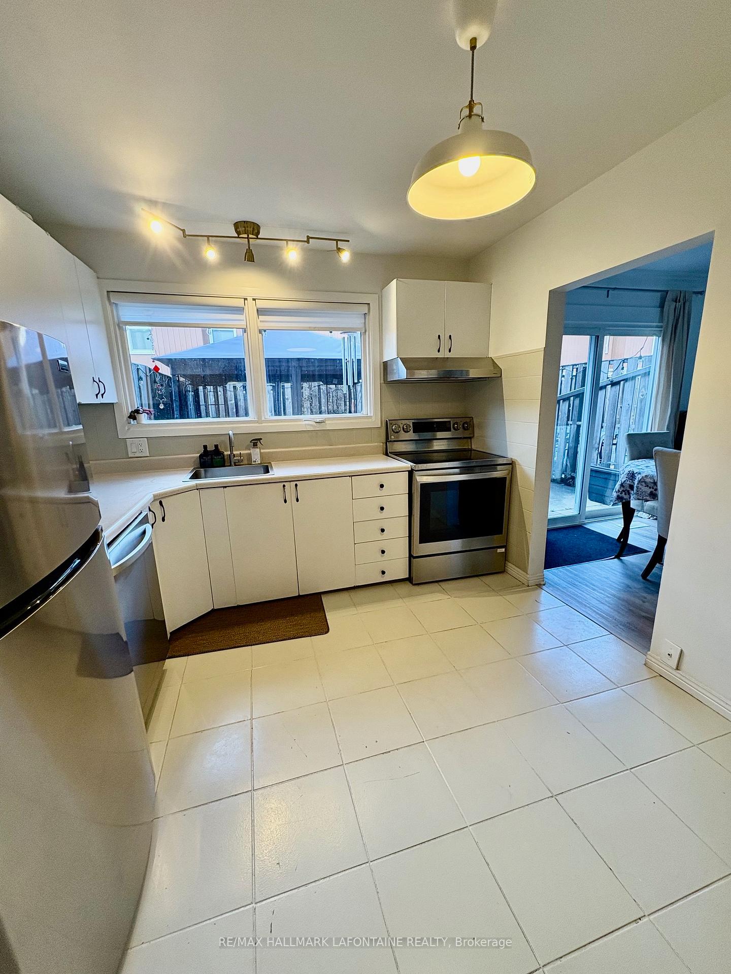 Photo 4 of 785 B Ridgewood Avenue, Ottawa, Mooneys Bay/Riverside Park — HOMEH