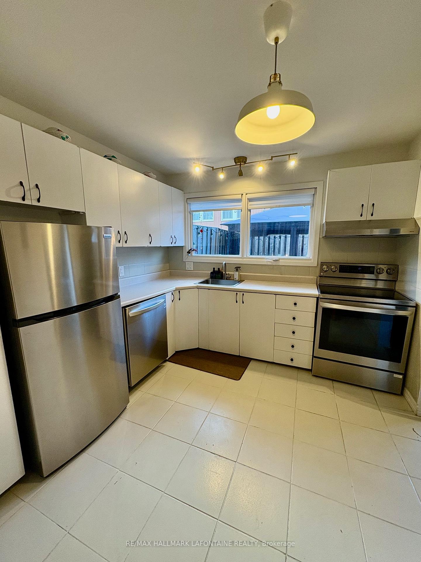 Photo 5 of 785 B Ridgewood Avenue, Ottawa, Mooneys Bay/Riverside Park — HOMEH