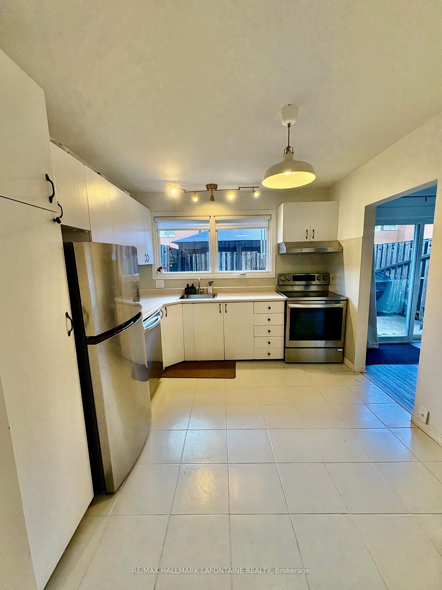 Photo 6 of 785 B Ridgewood Avenue, Ottawa, Mooneys Bay/Riverside Park — HOMEH