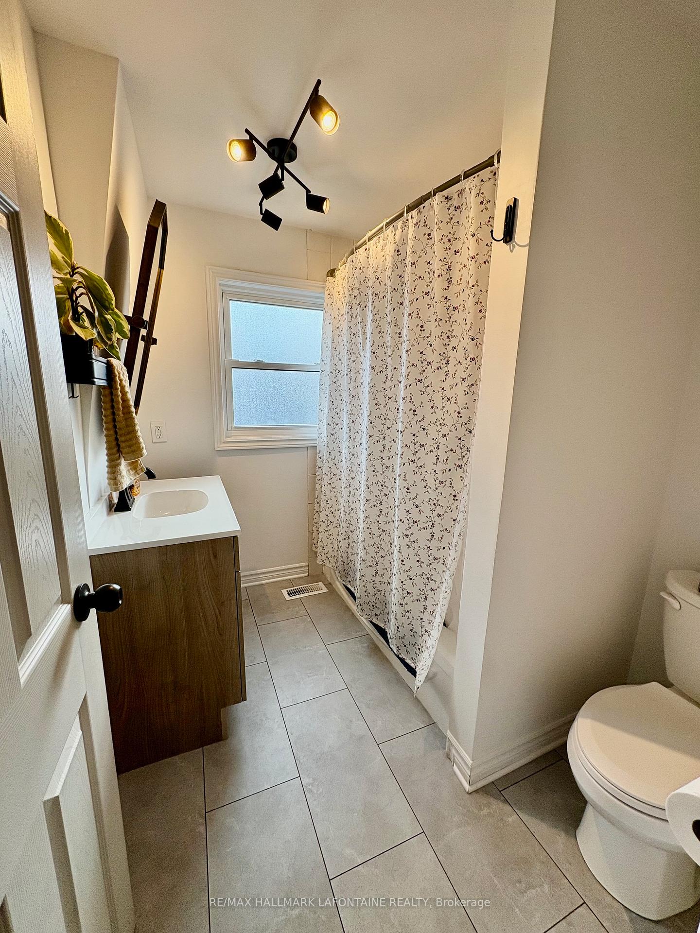 Photo 12 of 785 B Ridgewood Avenue, Ottawa, Mooneys Bay/Riverside Park — HOMEH