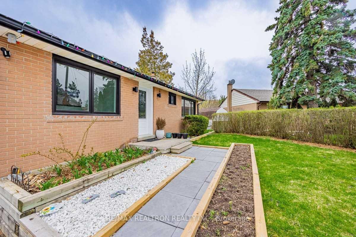 Photo 4 of 209 Martha Crescent, Caledon, Bolton West — HOMEH