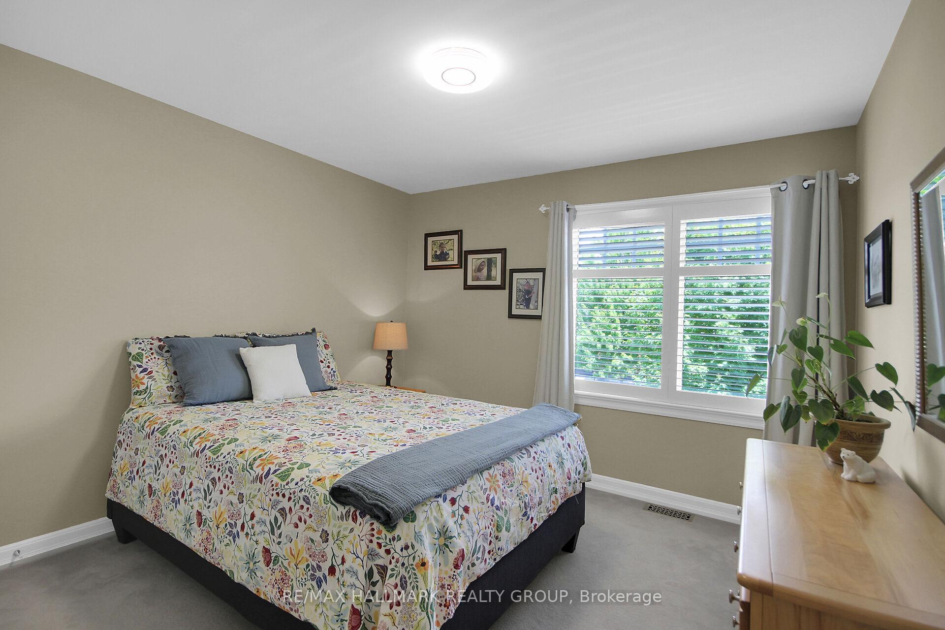 Photo 25 of 30 Oakbriar Crescent, Ottawa, Barrhaven - Stonebridge — HOMEH