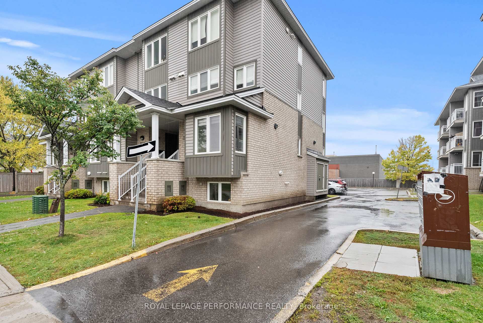 Photo 2 of Unit Unit #D, 2016 Dorima Street, Ottawa, Avalon East — HOMEH