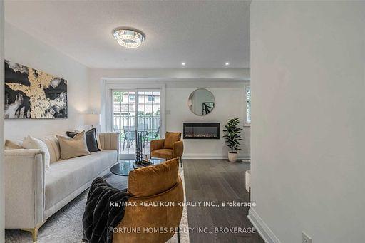 Photo 5 of 28 Valhalla Court, Aurora, Aurora Village — HOMEH