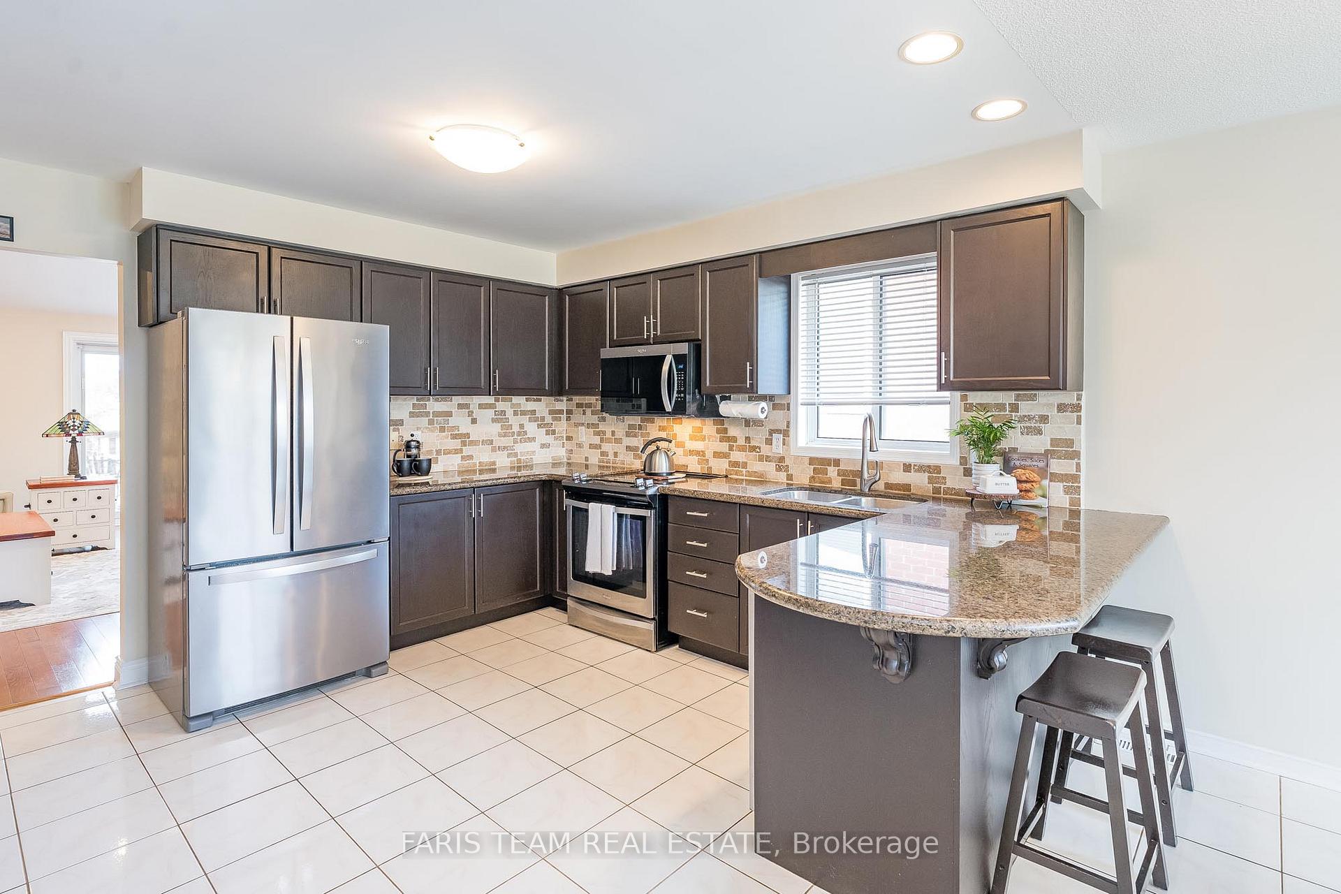 Photo 4 of 302 Cox Mill Road, Barrie, Bayshore — HOMEH