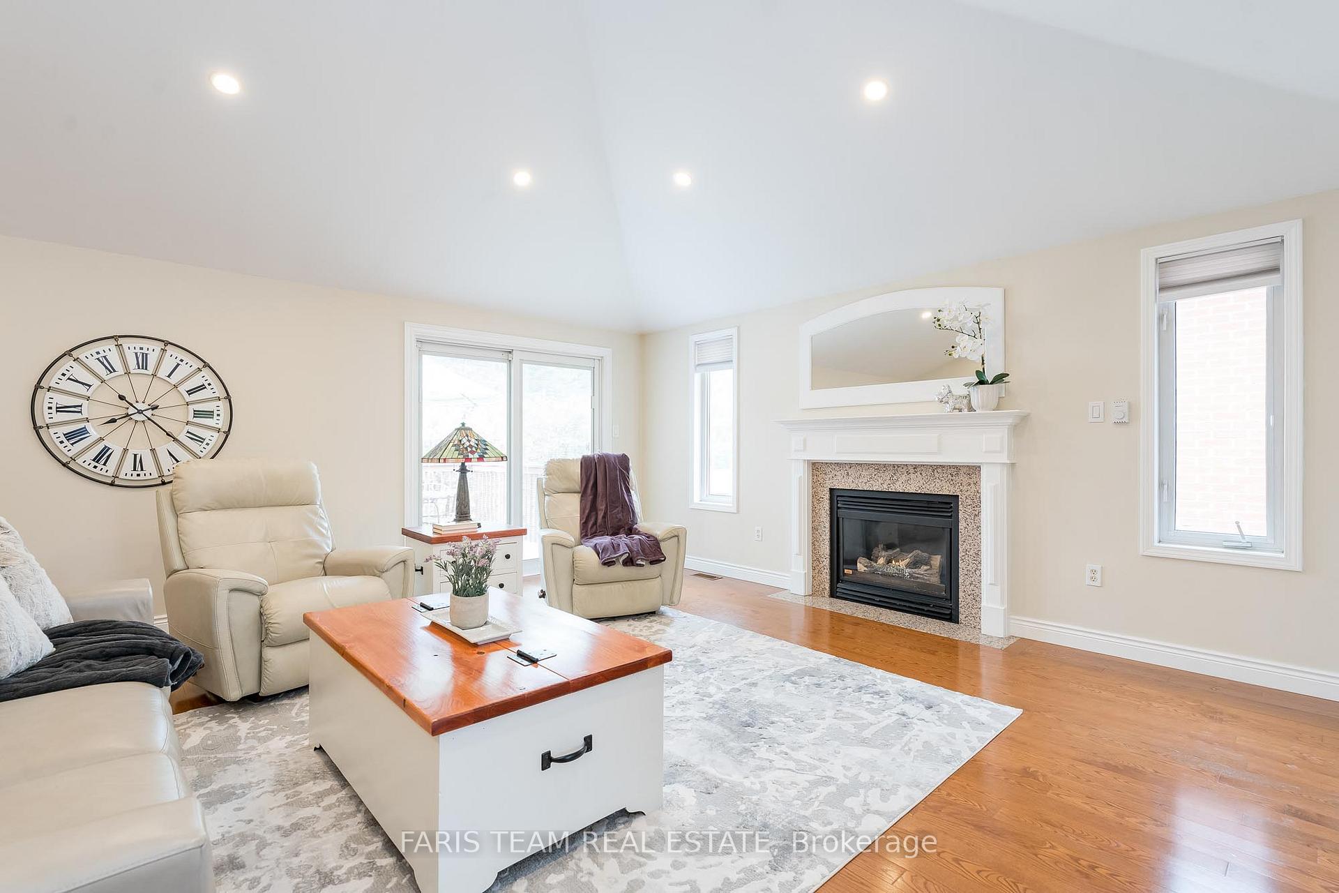 Photo 9 of 302 Cox Mill Road, Barrie, Bayshore — HOMEH