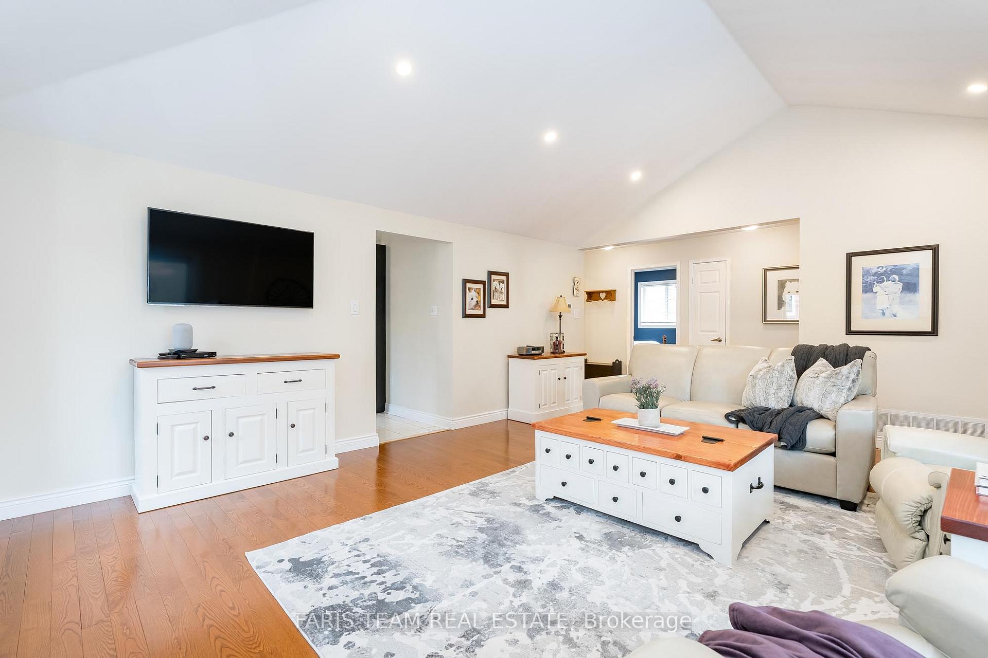 Photo 10 of 302 Cox Mill Road, Barrie, Bayshore — HOMEH