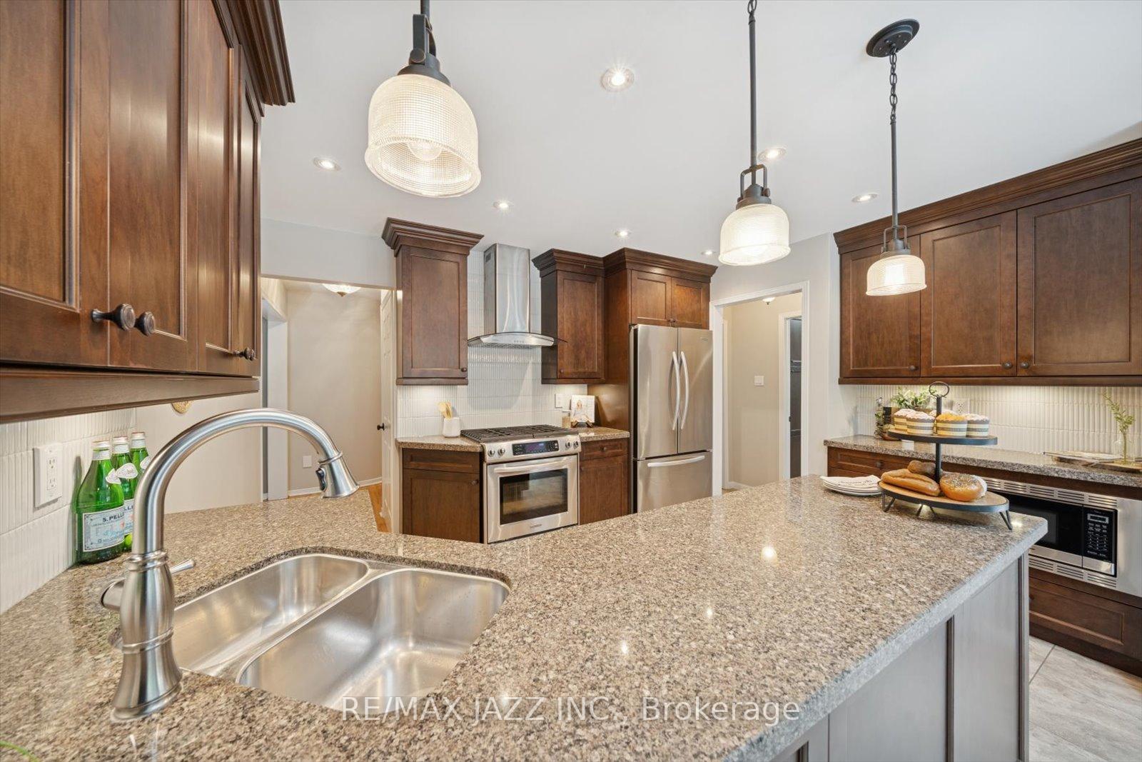 Photo 12 of 17 Kingswood Drive, Clarington, Courtice — HOMEH