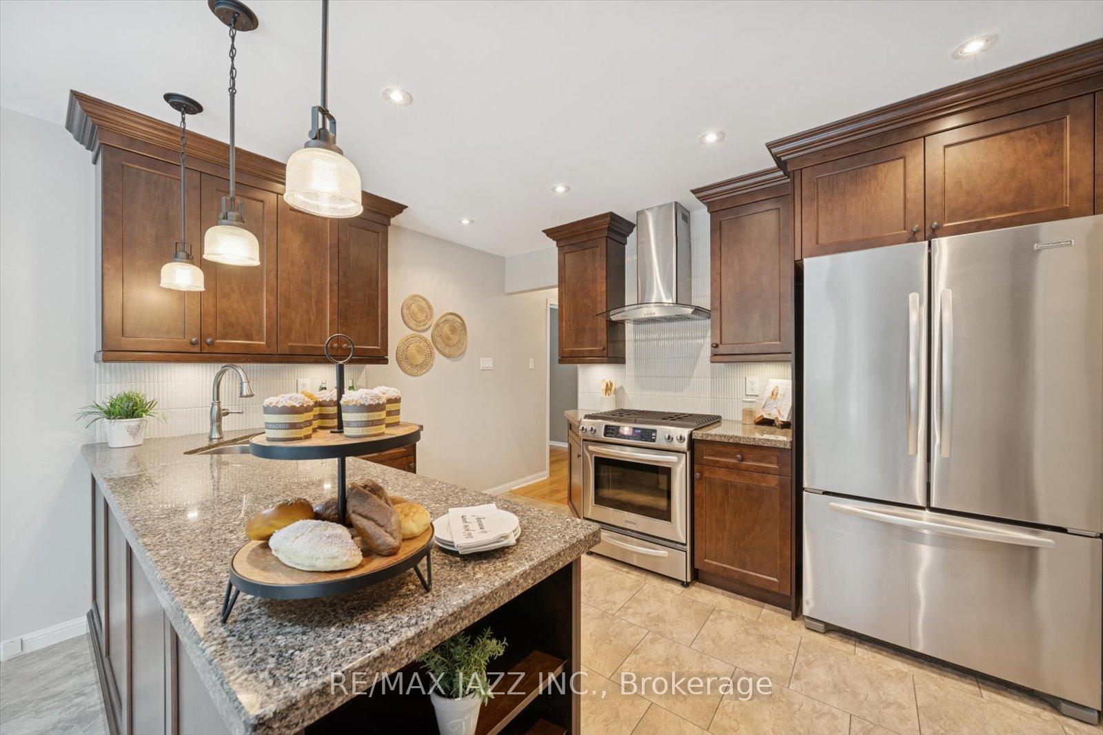 Photo 13 of 17 Kingswood Drive, Clarington, Courtice — HOMEH