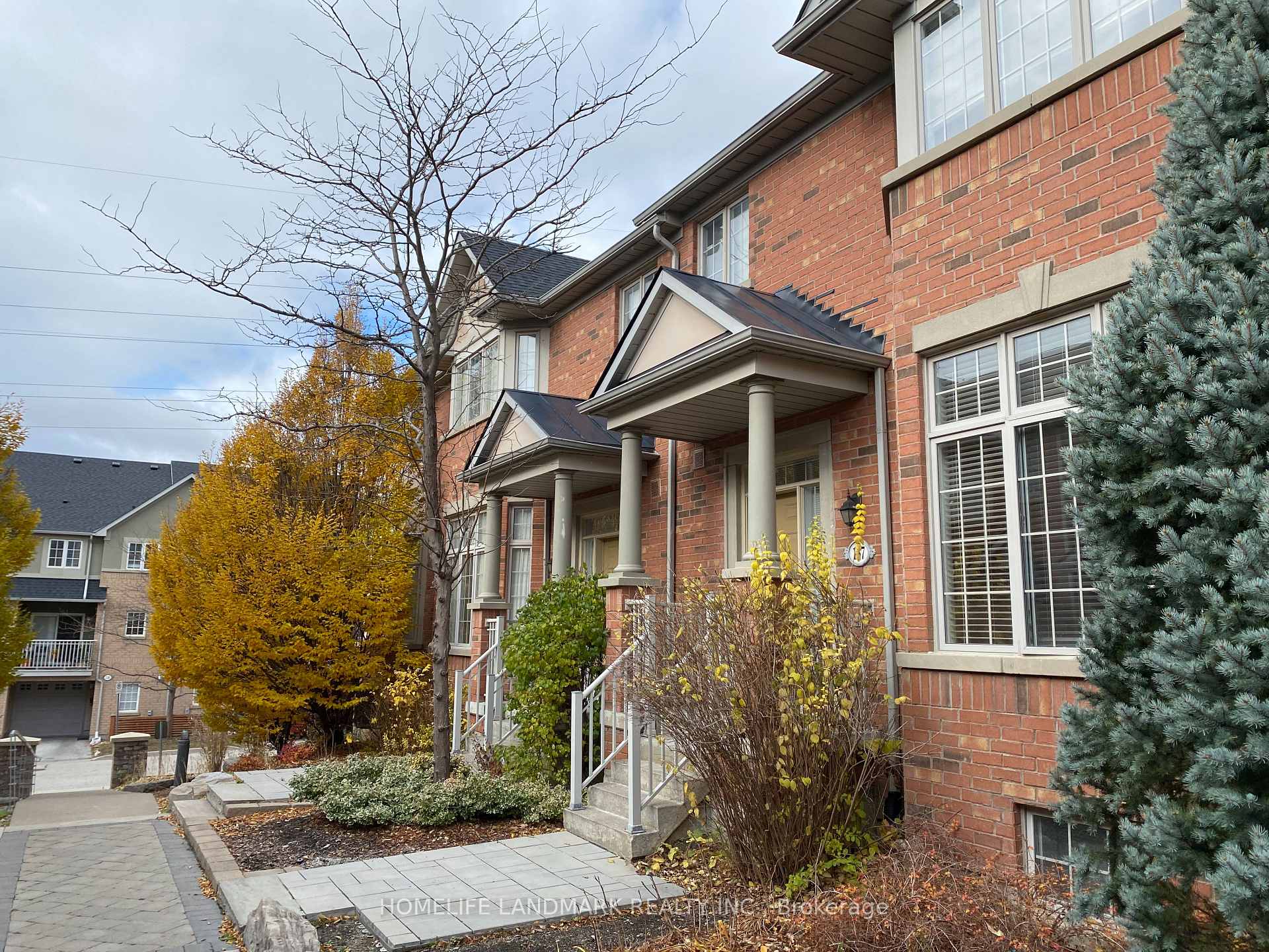 Photo 3 of 157 Legends Way, Markham, Unionville — HOMEH
