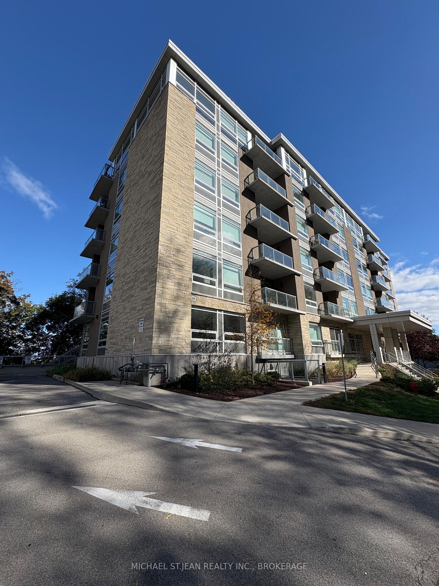 Front of Unit 306, 479 Charlton Avenue E