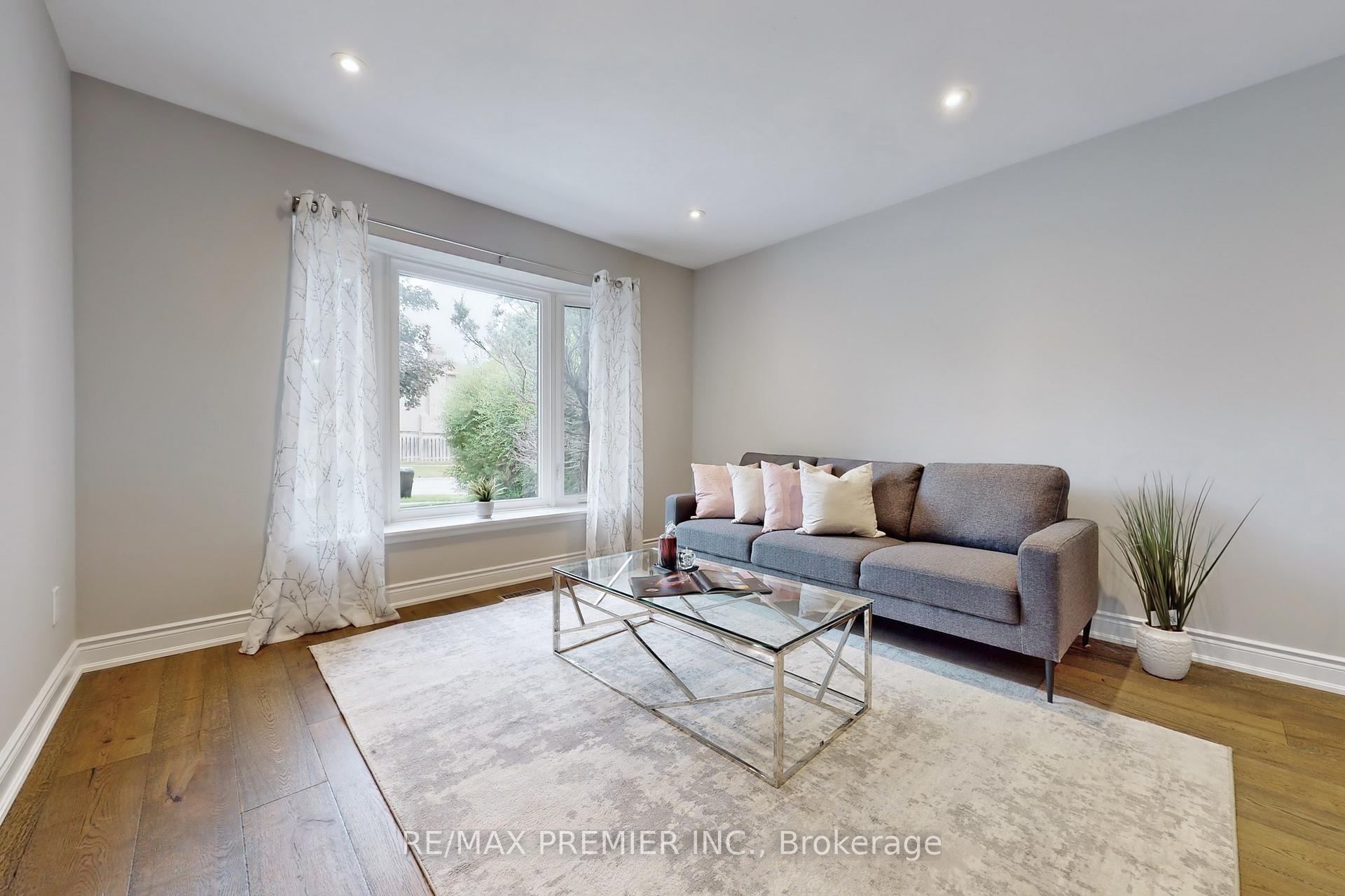 Photo 5 of 145 Fox Run, Barrie, Letitia Heights — HOMEH