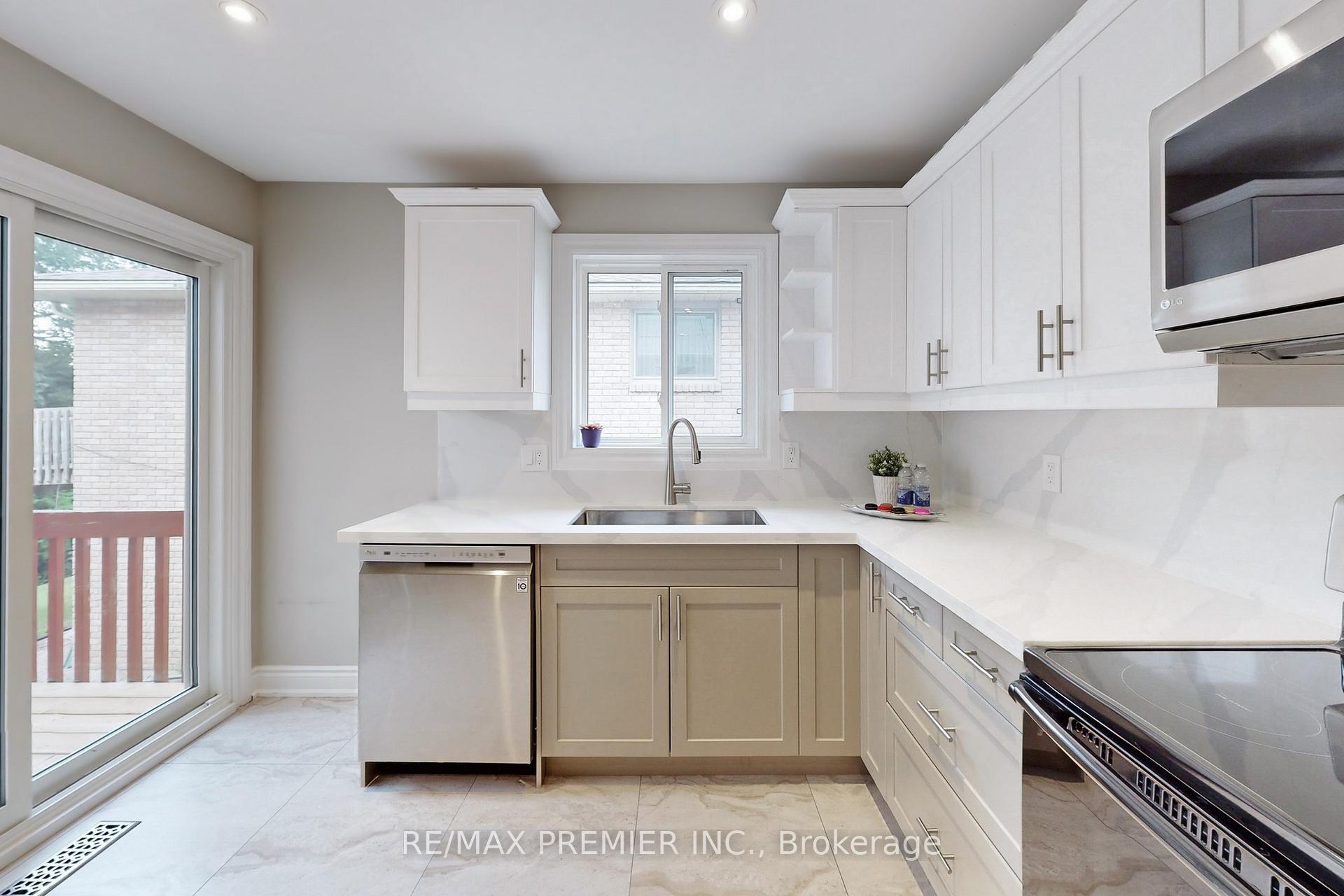 Photo 10 of 145 Fox Run, Barrie, Letitia Heights — HOMEH