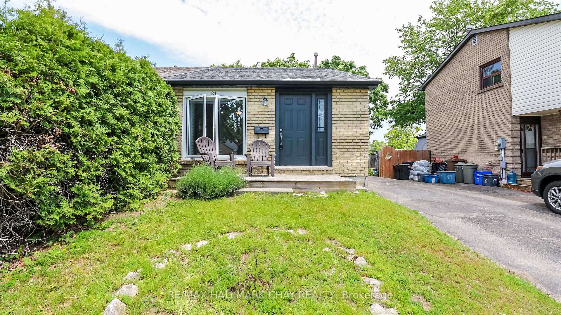 Photo 3 of 21 Scott Crescent, Barrie, Letitia Heights — HOMEH