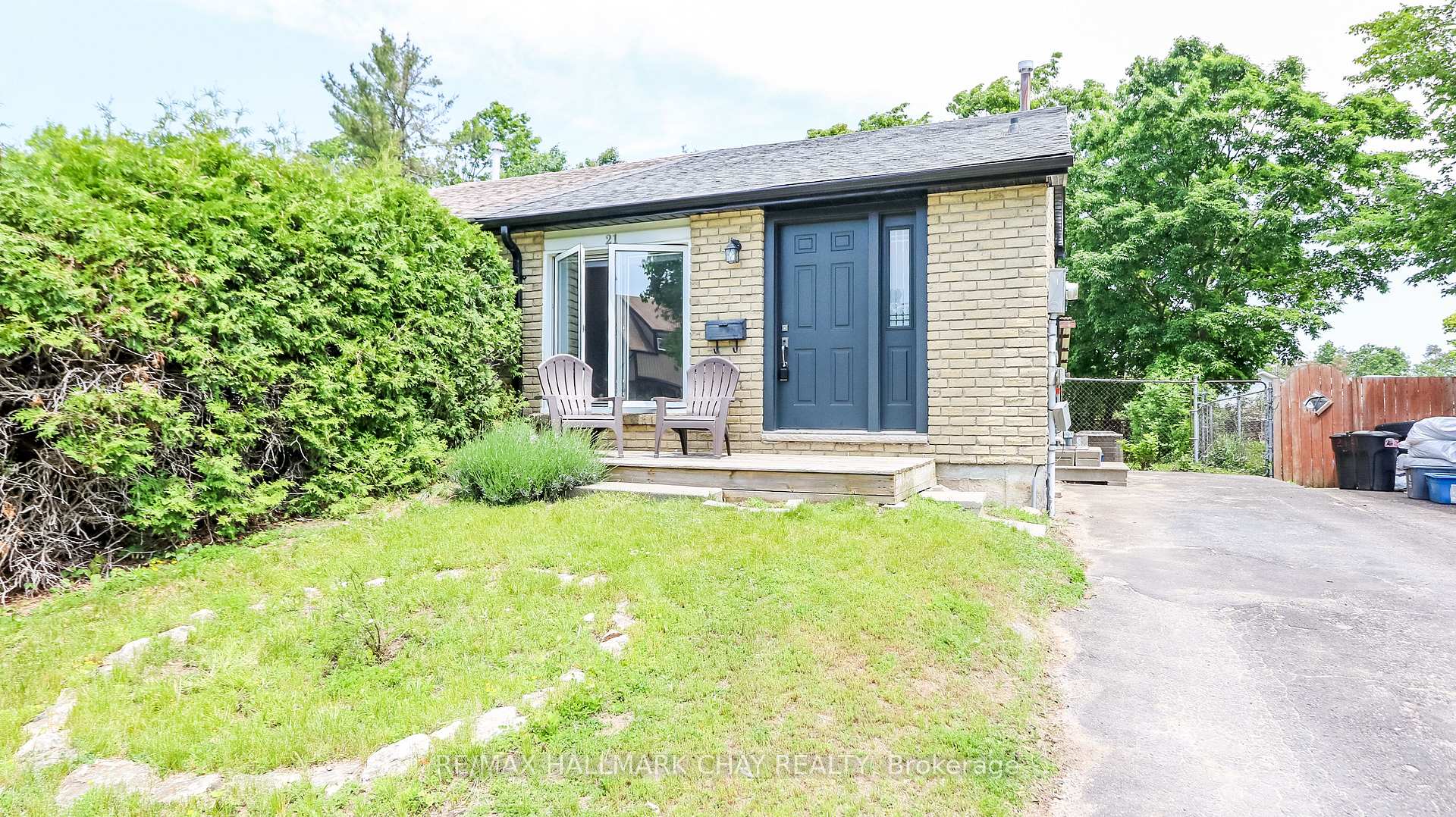 Photo 4 of 21 Scott Crescent, Barrie, Letitia Heights — HOMEH
