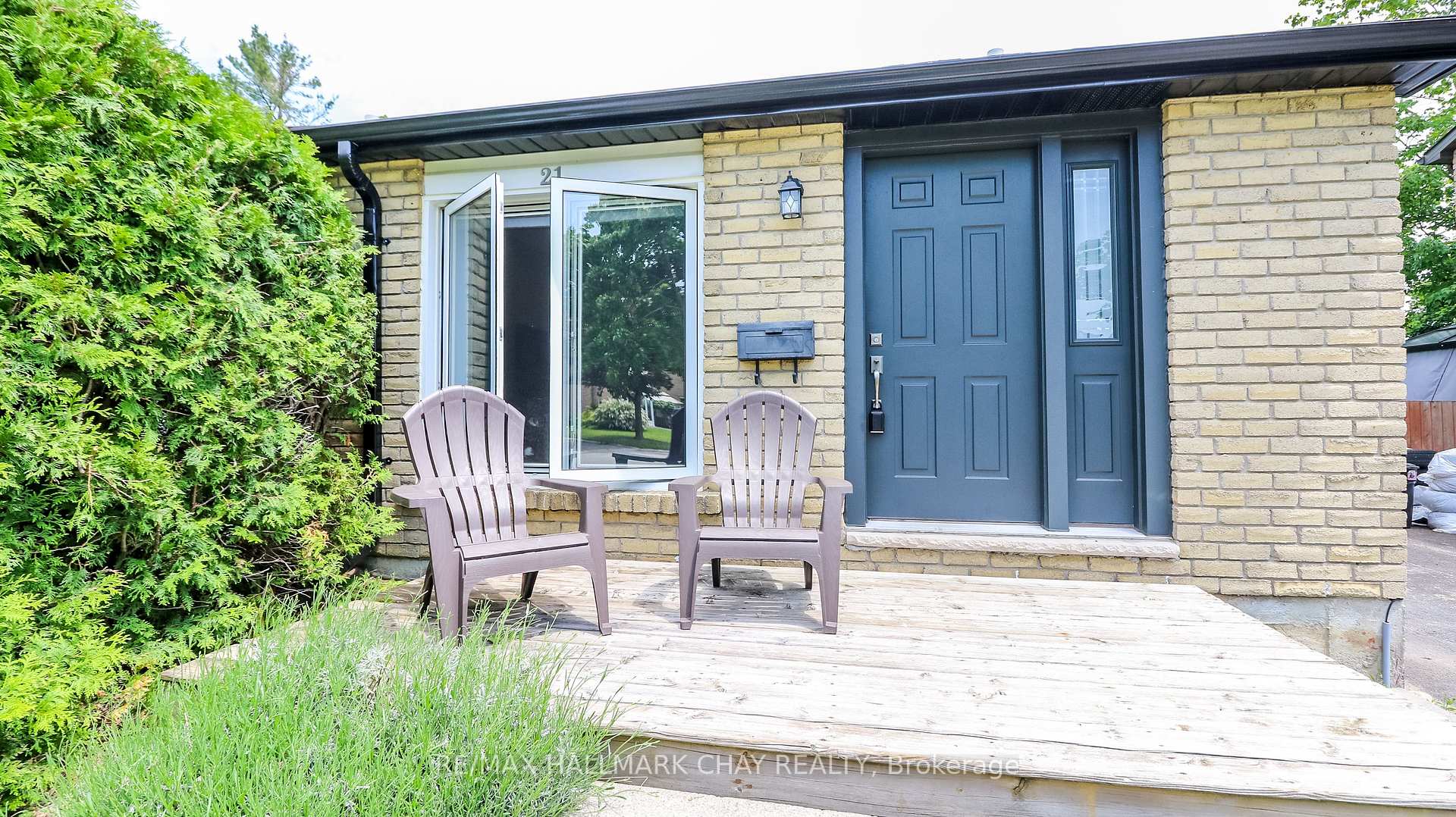 Photo 5 of 21 Scott Crescent, Barrie, Letitia Heights — HOMEH