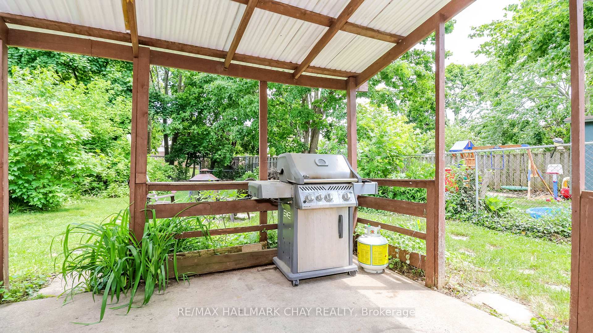 Photo 10 of 21 Scott Crescent, Barrie, Letitia Heights — HOMEH