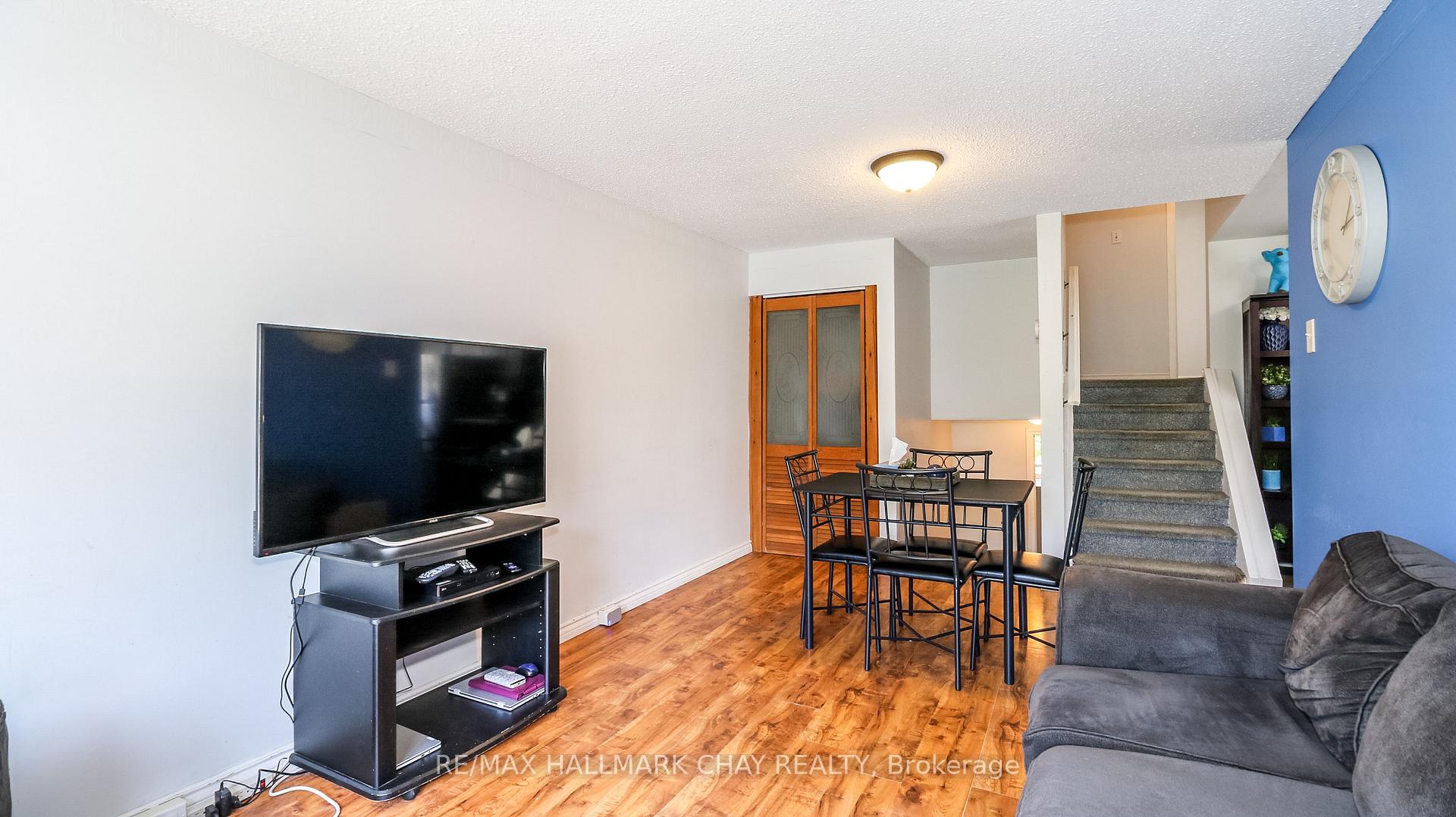 Photo 19 of 21 Scott Crescent, Barrie, Letitia Heights — HOMEH