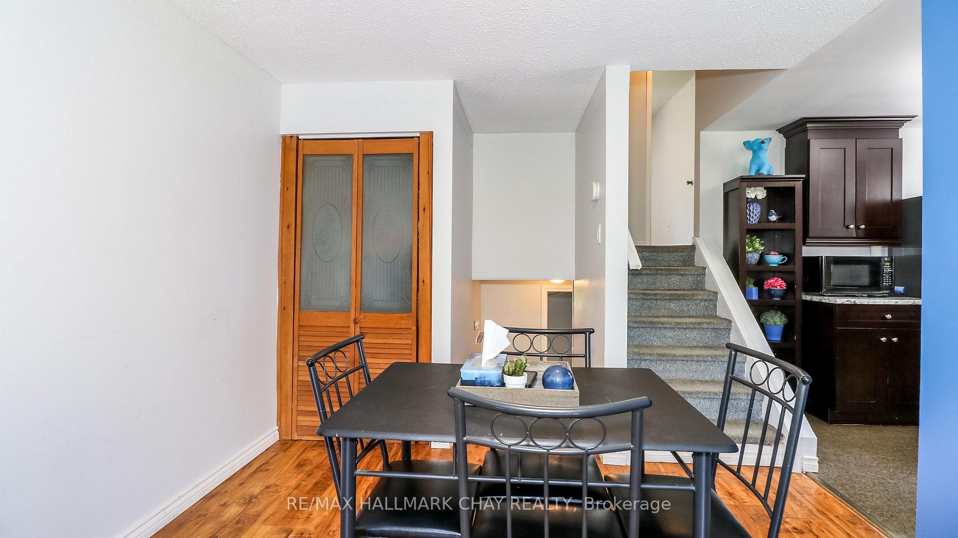 Photo 22 of 21 Scott Crescent, Barrie, Letitia Heights — HOMEH