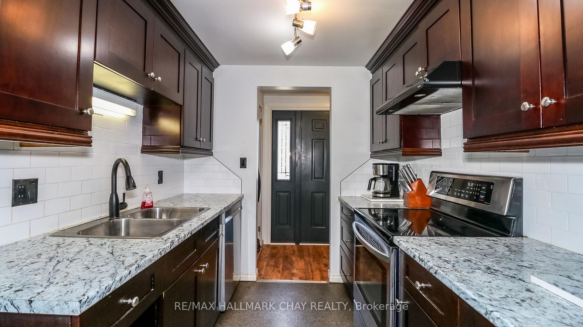 Photo 23 of 21 Scott Crescent, Barrie, Letitia Heights — HOMEH