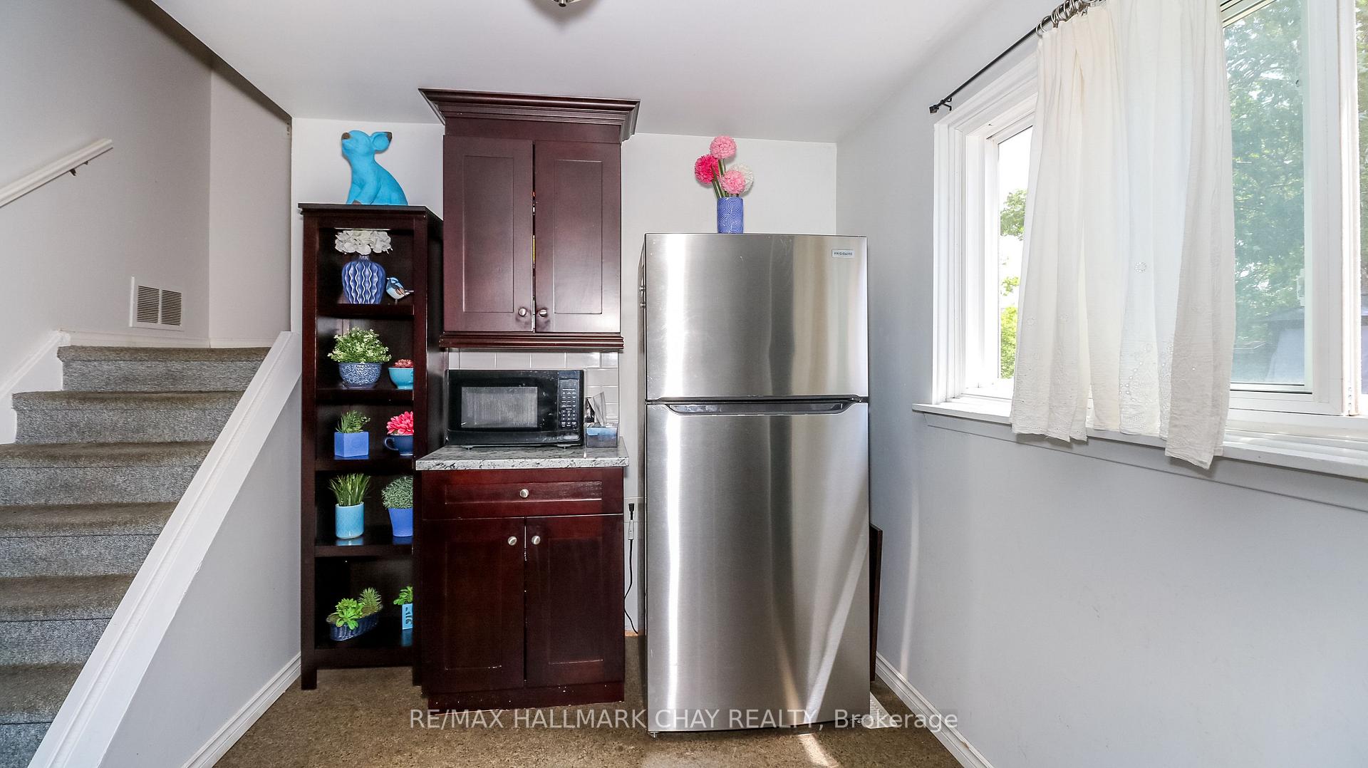 Photo 24 of 21 Scott Crescent, Barrie, Letitia Heights — HOMEH