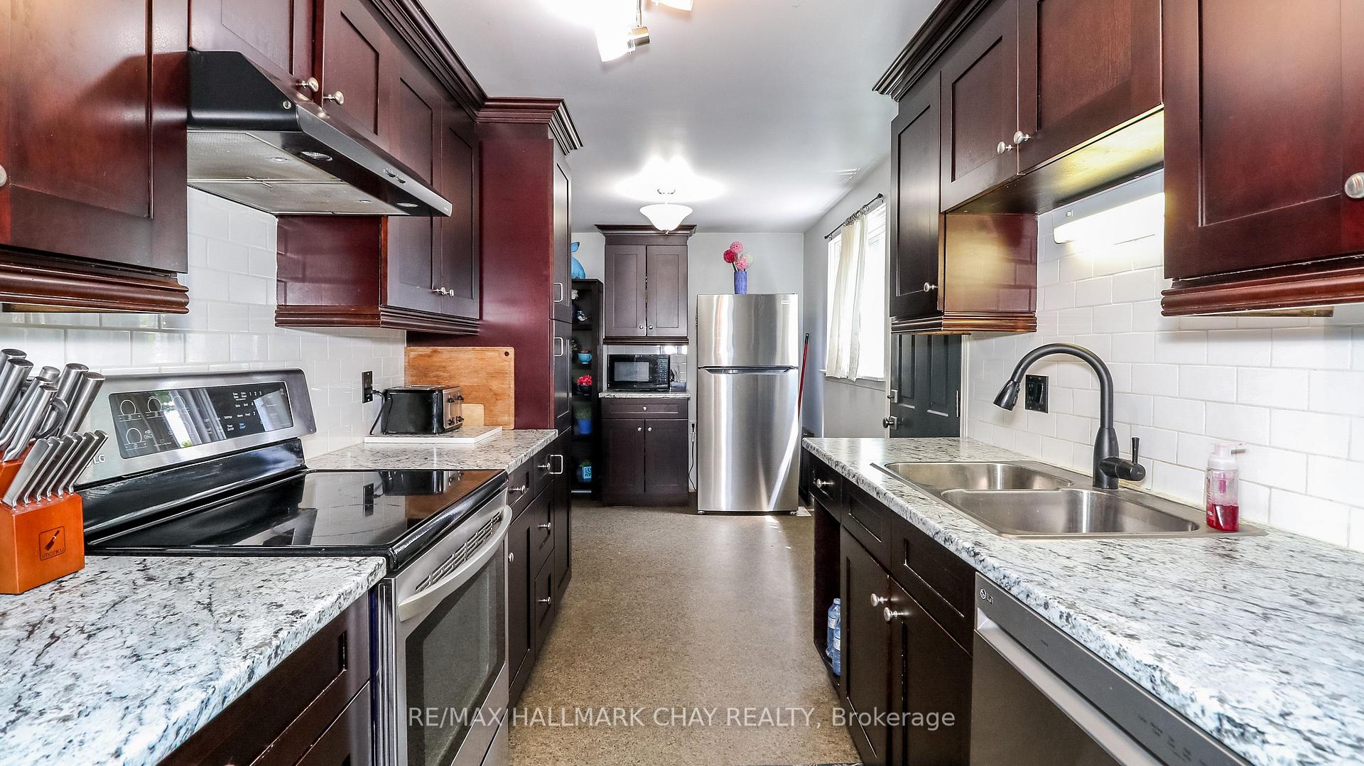 Photo 25 of 21 Scott Crescent, Barrie, Letitia Heights — HOMEH