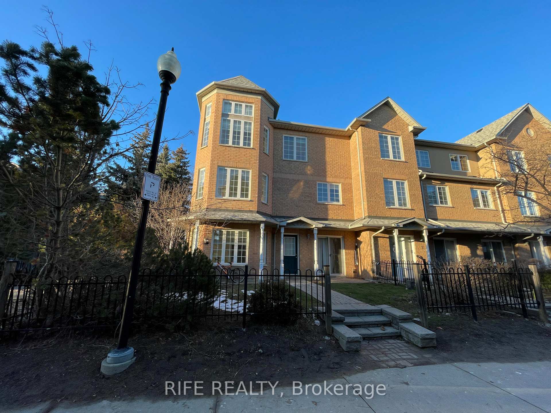 Photo 2 of Unit 1, 2 Alpen Way, Markham, Unionville — HOMEH