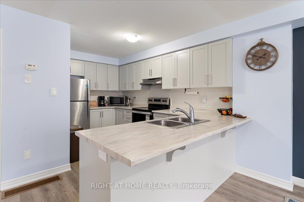 Photo 13 of 52 Dryden Lane, Hamilton, McQuesten — HOMEH