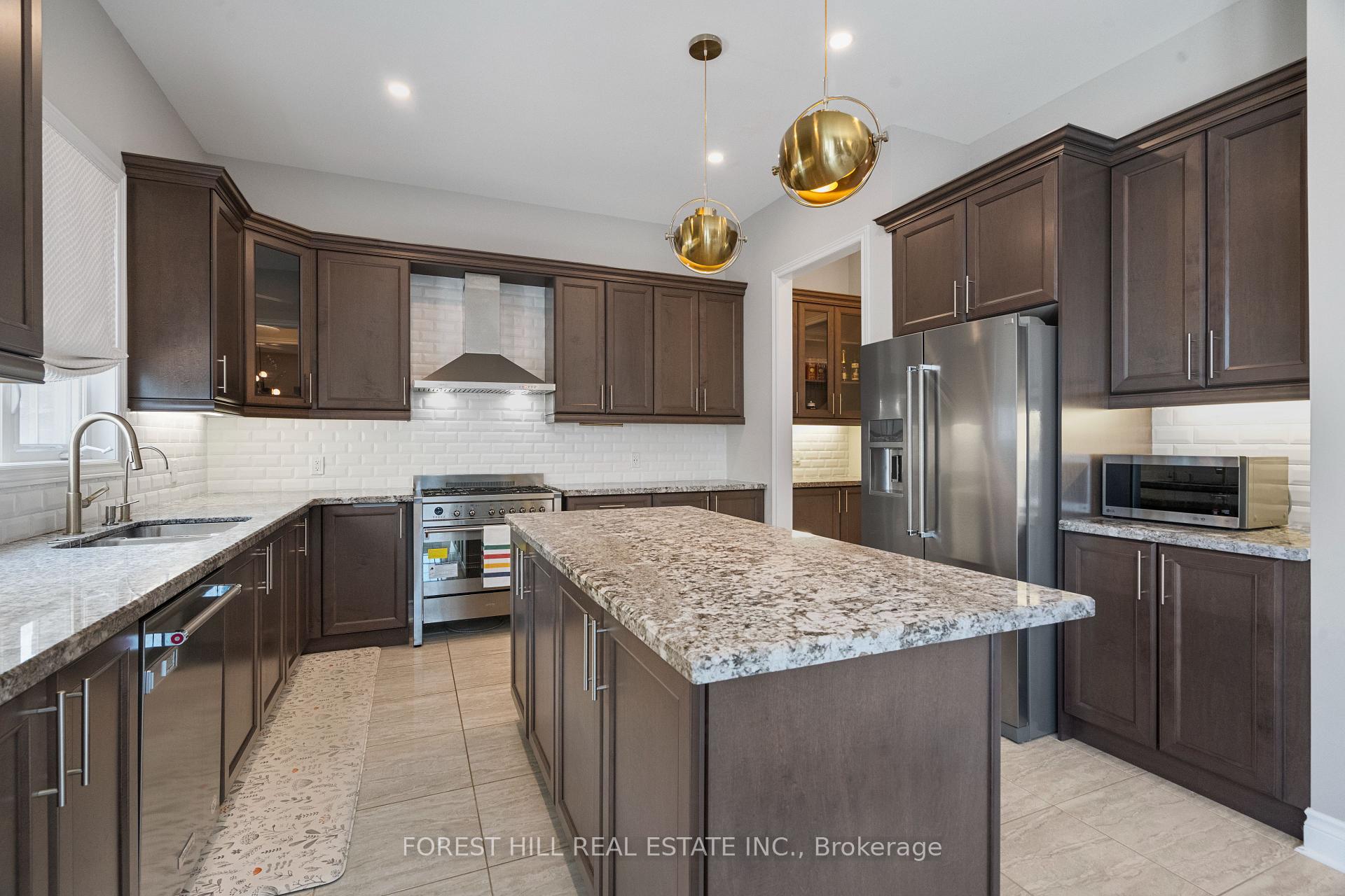 Photo 7 of 17 Ken Sinclair Crescent, Aurora, Aurora Estates — HOMEH