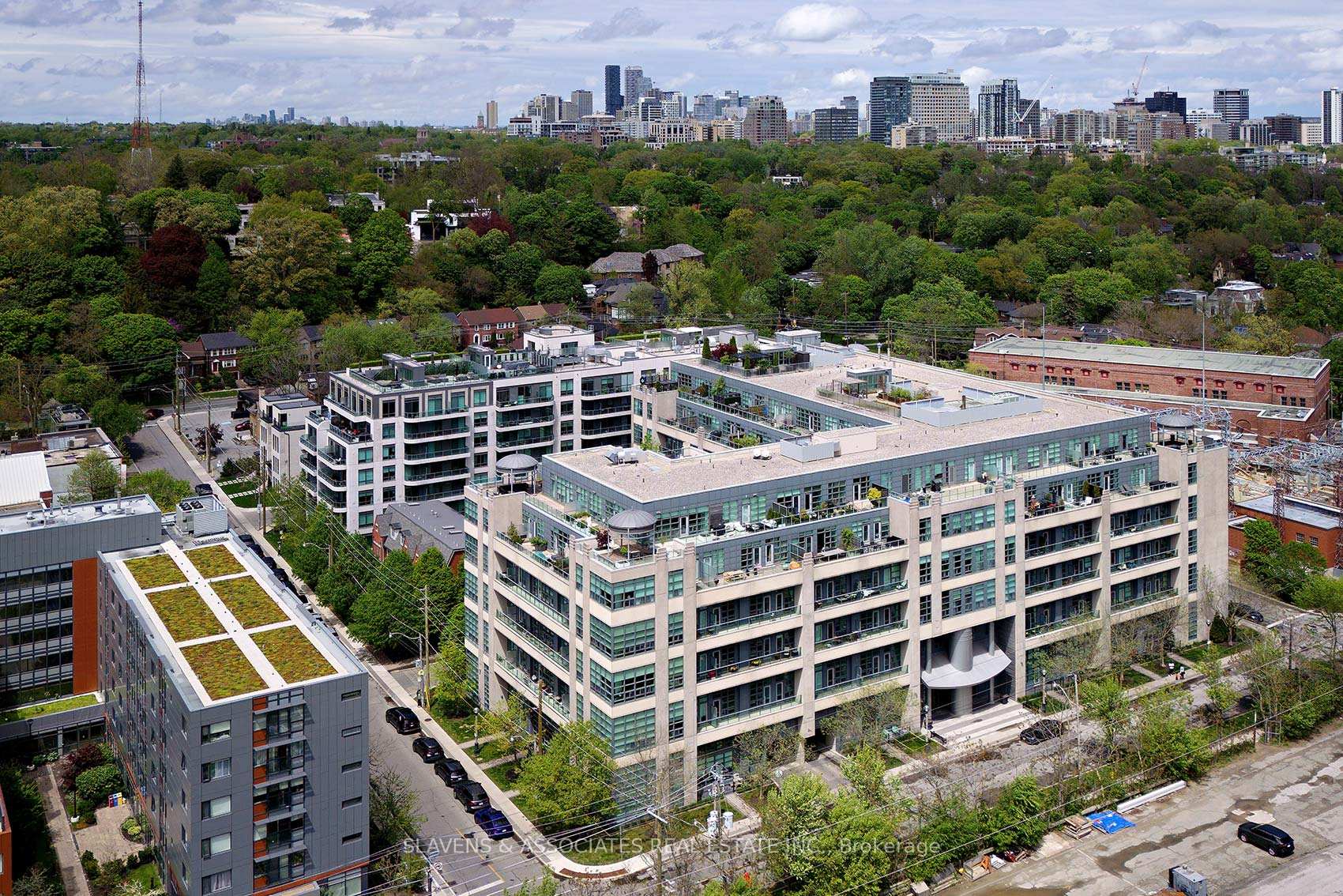Front of Unit 408, 380 Macpherson Avenue