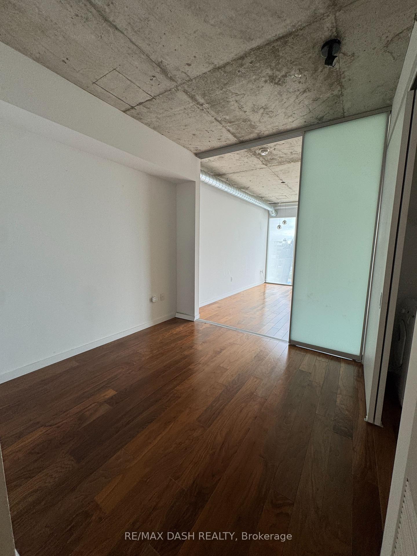 Photo 4 of Unit 802, 32 Trolley Crescent, Toronto, Waterfront Communities — HOMEH